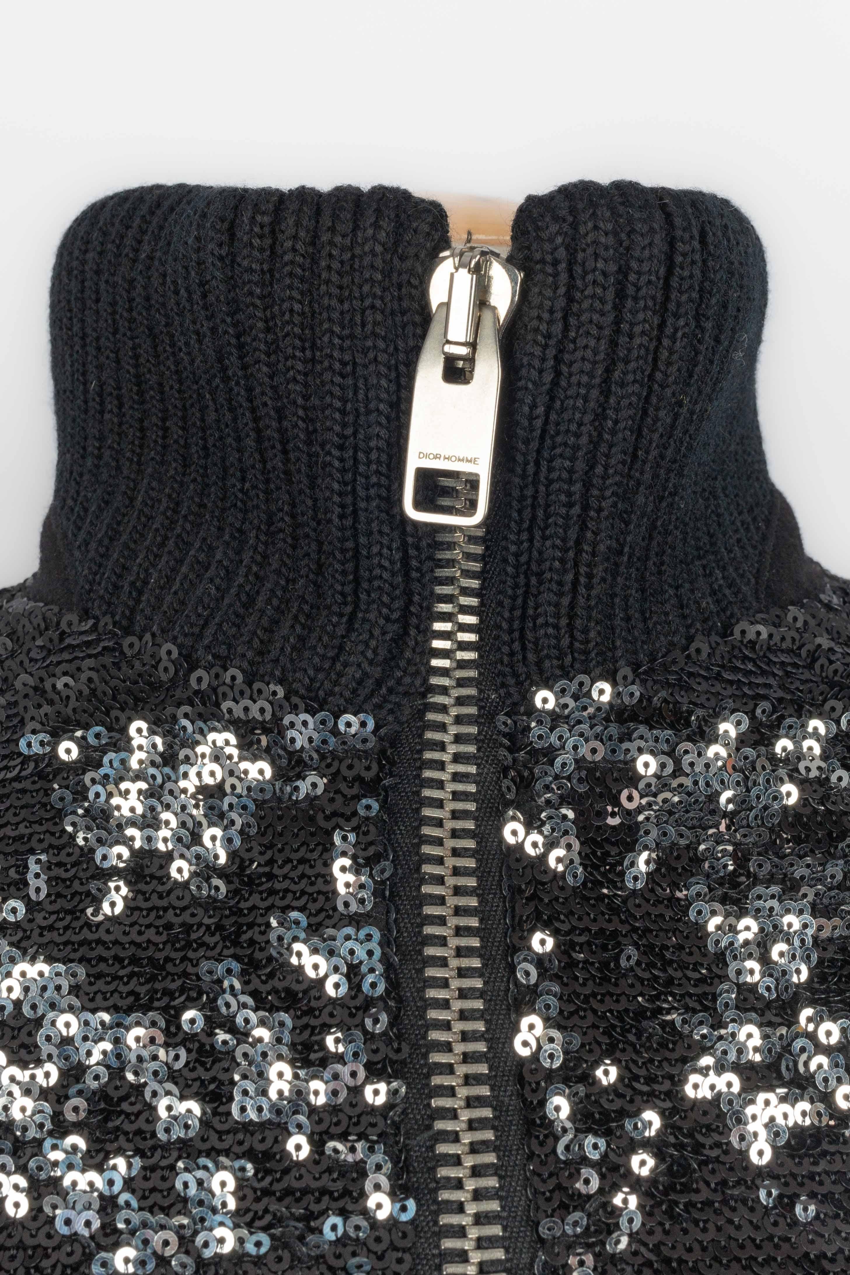 DIOR - (Made in Italy) Bomber in lana nera interamente ricamato con paillettes nere lucide e opache. Collo e polsi in maglia di velluto a coste. Fodera trapuntata. La taglia 44IT indicata, corrisponde a una 40FR. Una Collection'S degli anni