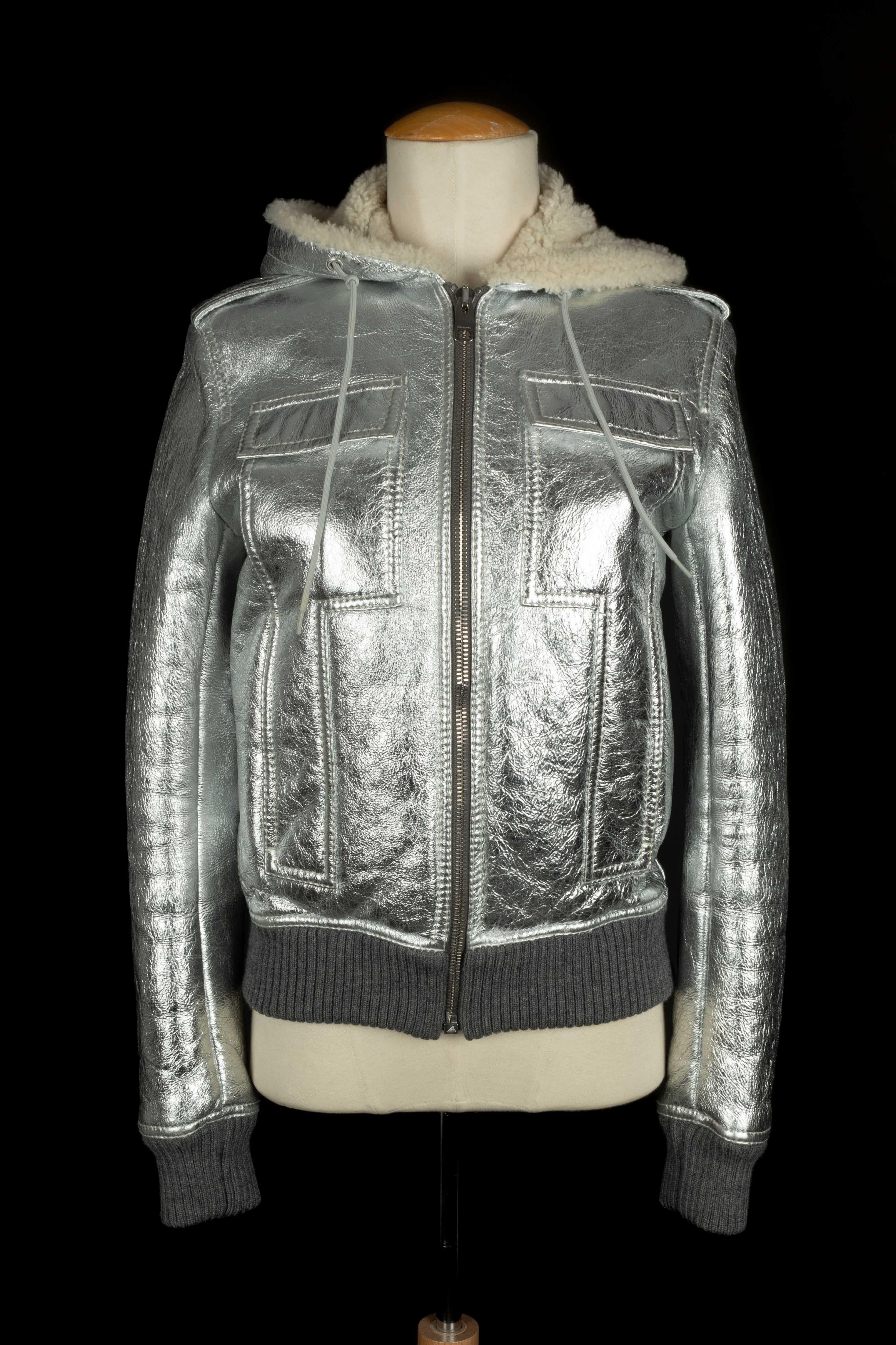 DIOR - (Made in Italy) Giacca da uomo in pelle di lana argentata con cappuccio. La taglia 44IT indicata, corrisponde a una 40FR. Collezione Autunno-Inverno 2007, sotto la direzione artistica di Hedi Slimane.

Condizioni:
Ottime