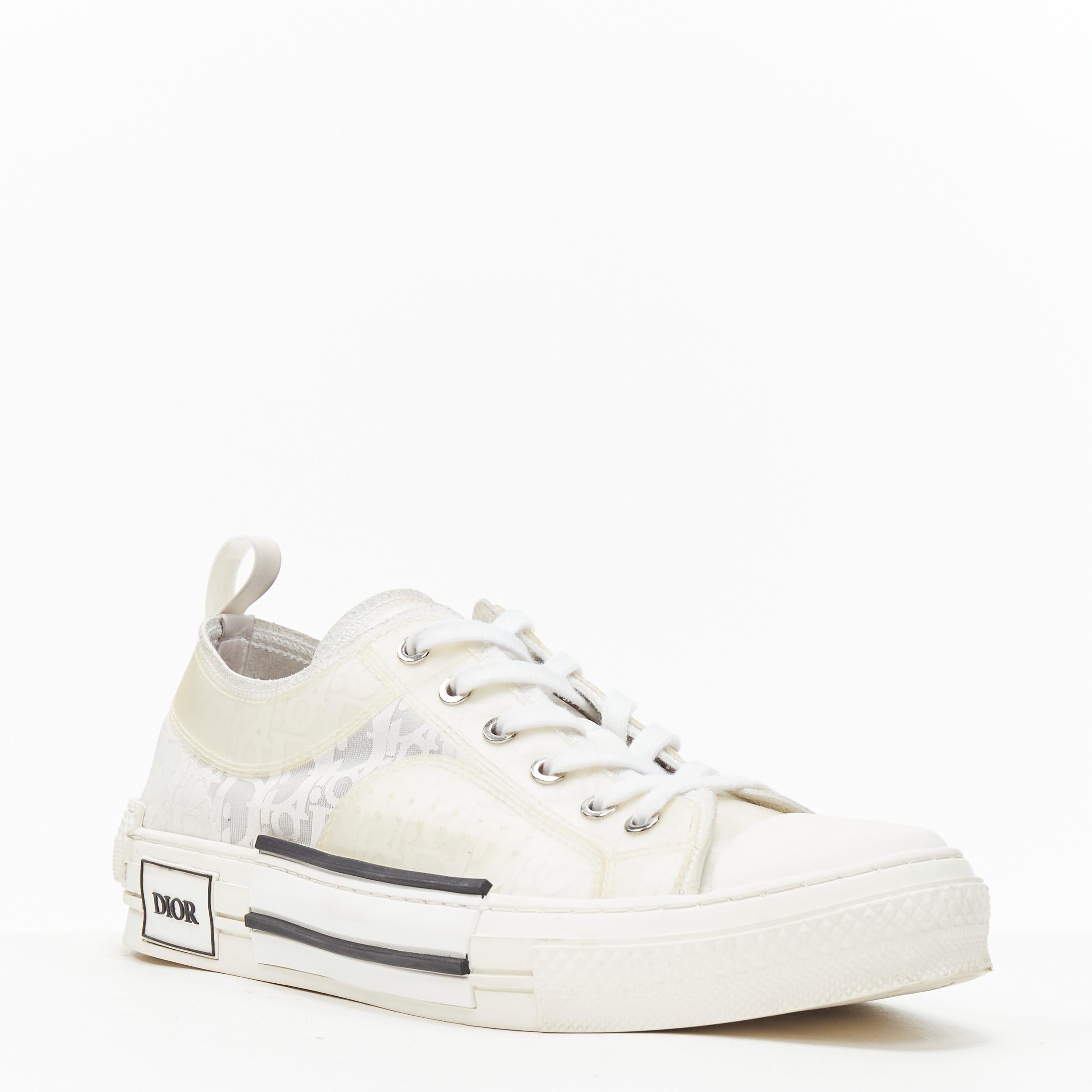 CHRISTIAN DIOR MEN Oblique B23 monogram print white low top sneaker EU42 Reference: TGAS/B00987 
Brand: Christian Dior 
Designer: Kim Jones 
Model: Oblique low top sneaker 
Material: Fabric 
Color: White 
Pattern: Solid 
Closure: Lace Up 
Extra