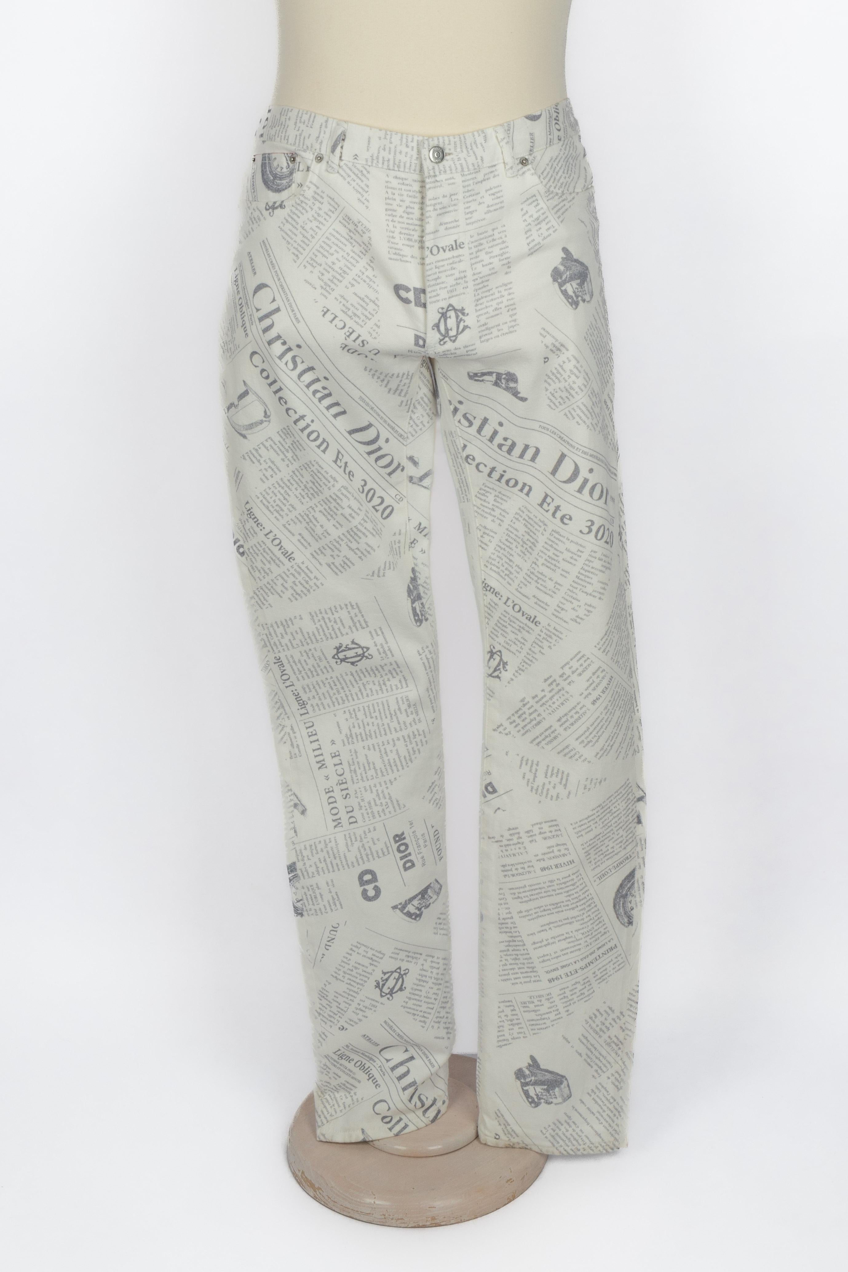DIOR - (Made in Japan) Completo da uomo in cotone misto composto da giacca e pantaloni, stampato con un motivo di giornale. Indicata la taglia 34FR.

Condizioni:
Ottime condizioni

Dimensioni:
Giacca: Larghezza spalle: 47 cm - Petto: 50 cm -
