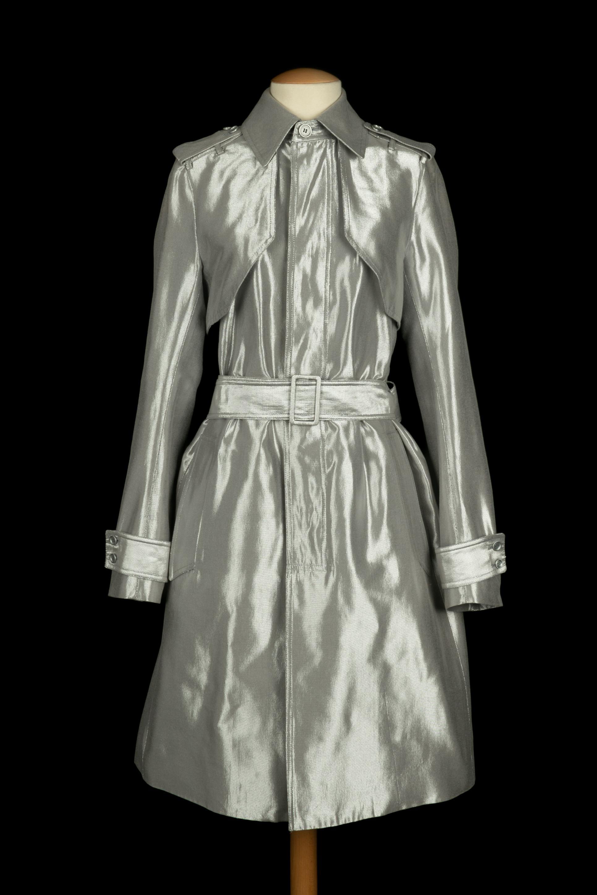 DIOR - Blended cotton men trench coat with silvery lurex threads. No size indicated, it fits an S. 2007 Spring-Summer Collection under the direction of Hedi Slimane.

Condition:
Very good condition

Dimensions:
Shoulder width: 39 cm - Chest: 46 cm -