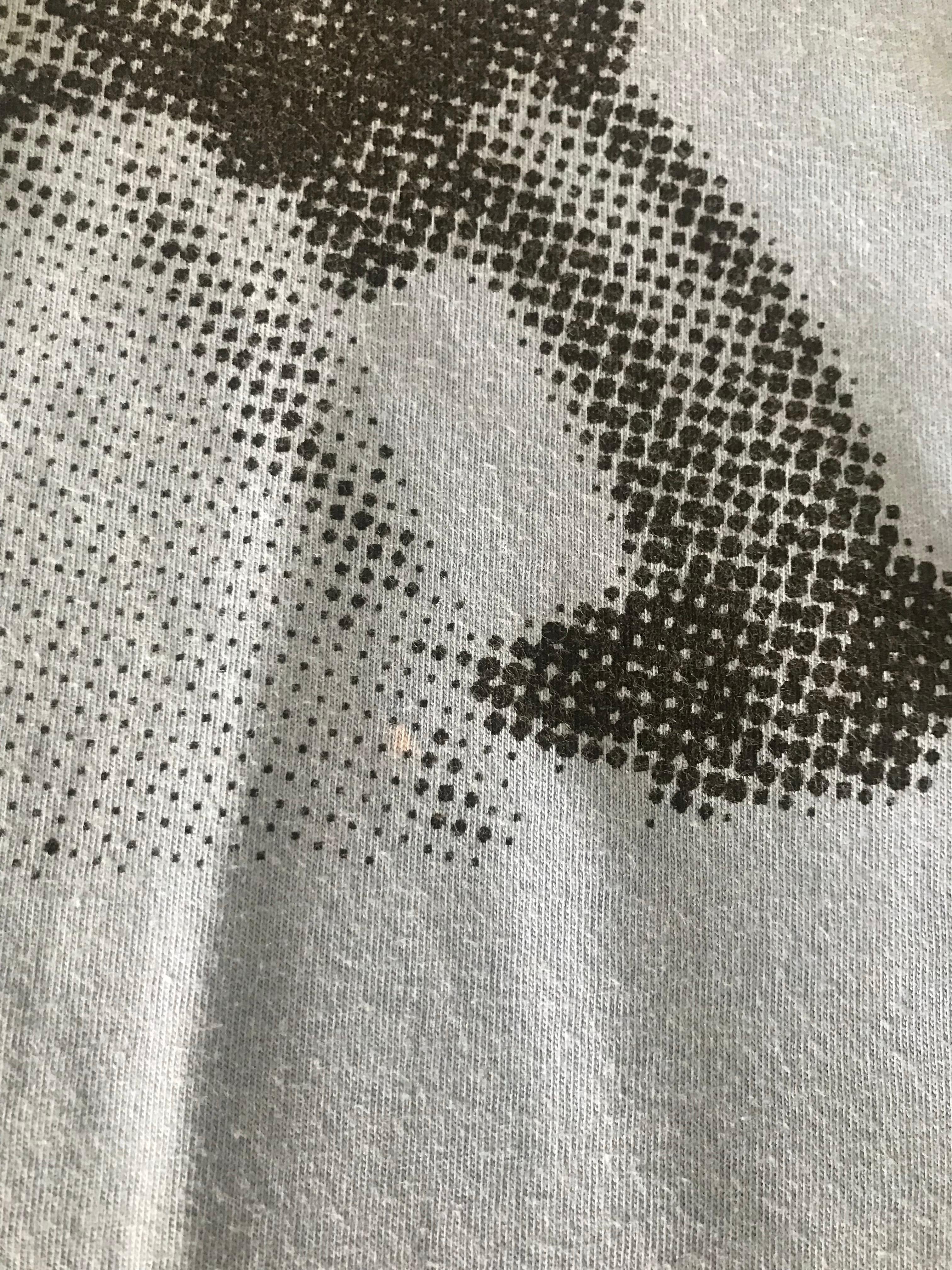 Maglietta blu in ottime condizioni. Una micro goccia di decolorazione. Taglia S.                                                T-shirt blu en très bonne état. Una microgotta di decolorazione. Taille S.