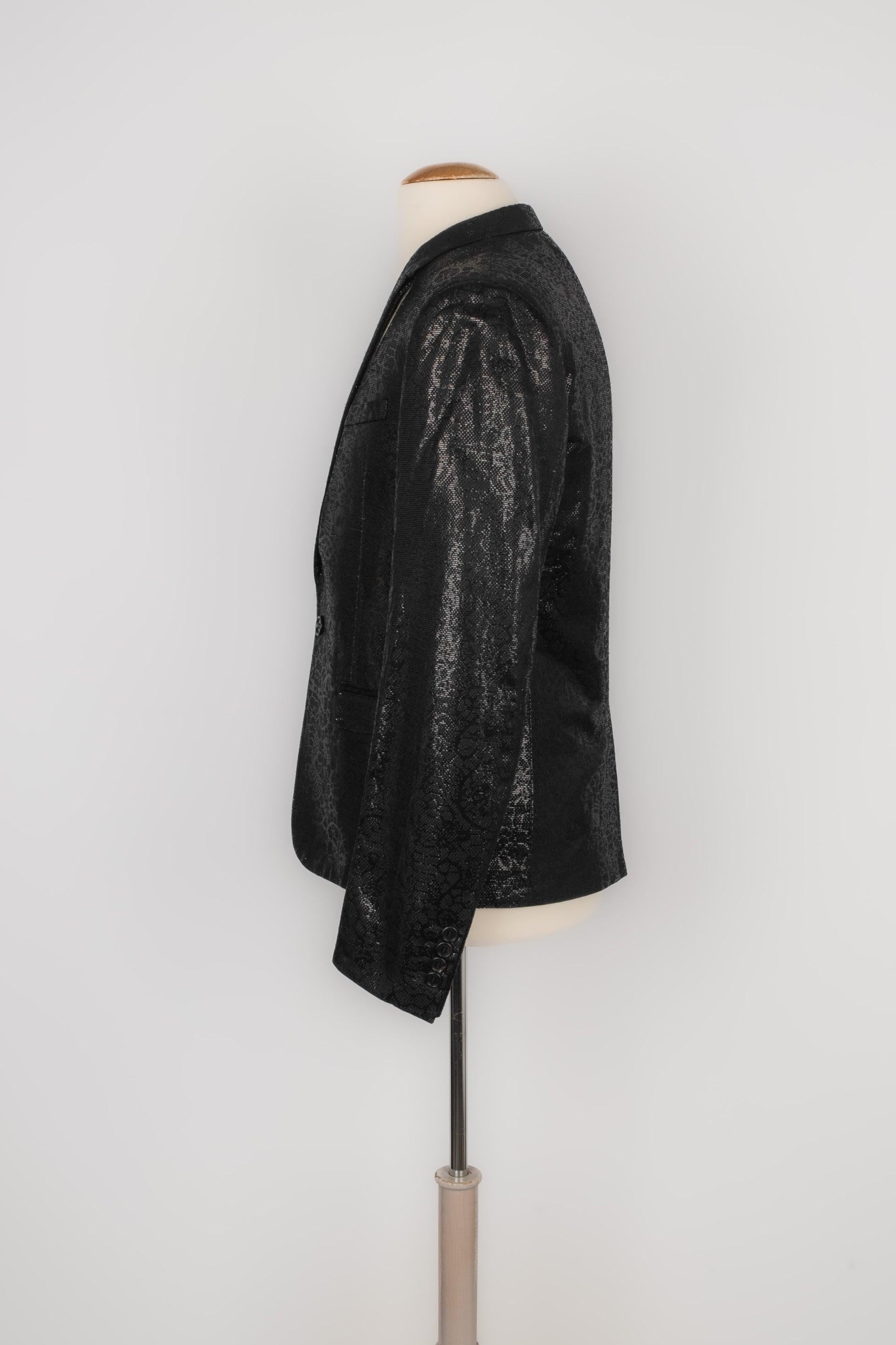 Dior - Giacca in Fabrice realizzata con fili neri metallizzati e zoppicanti. Non è indicata la taglia, ma si adatta a una 48FR.

Informazioni aggiuntive:
Condizioni: Ottime condizioni
Dimensioni: Larghezza spalle: 41 cm - Petto: 48 cm - Lunghezza