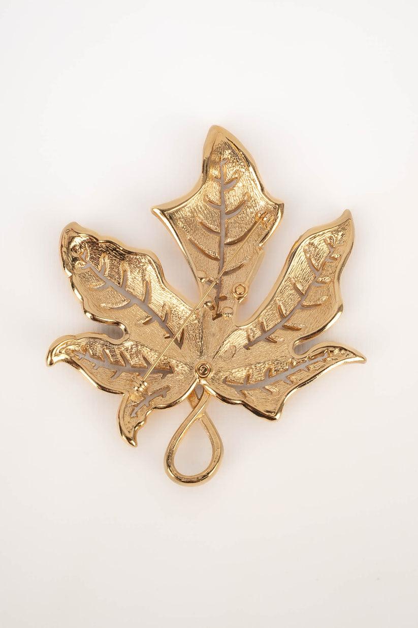 Dior - Golden metal brooch ornamented with rhinestones.

Additional information:
Condition: Very good condition
Dimensions: Height: 10.5 cm

Seller Reference: BR2