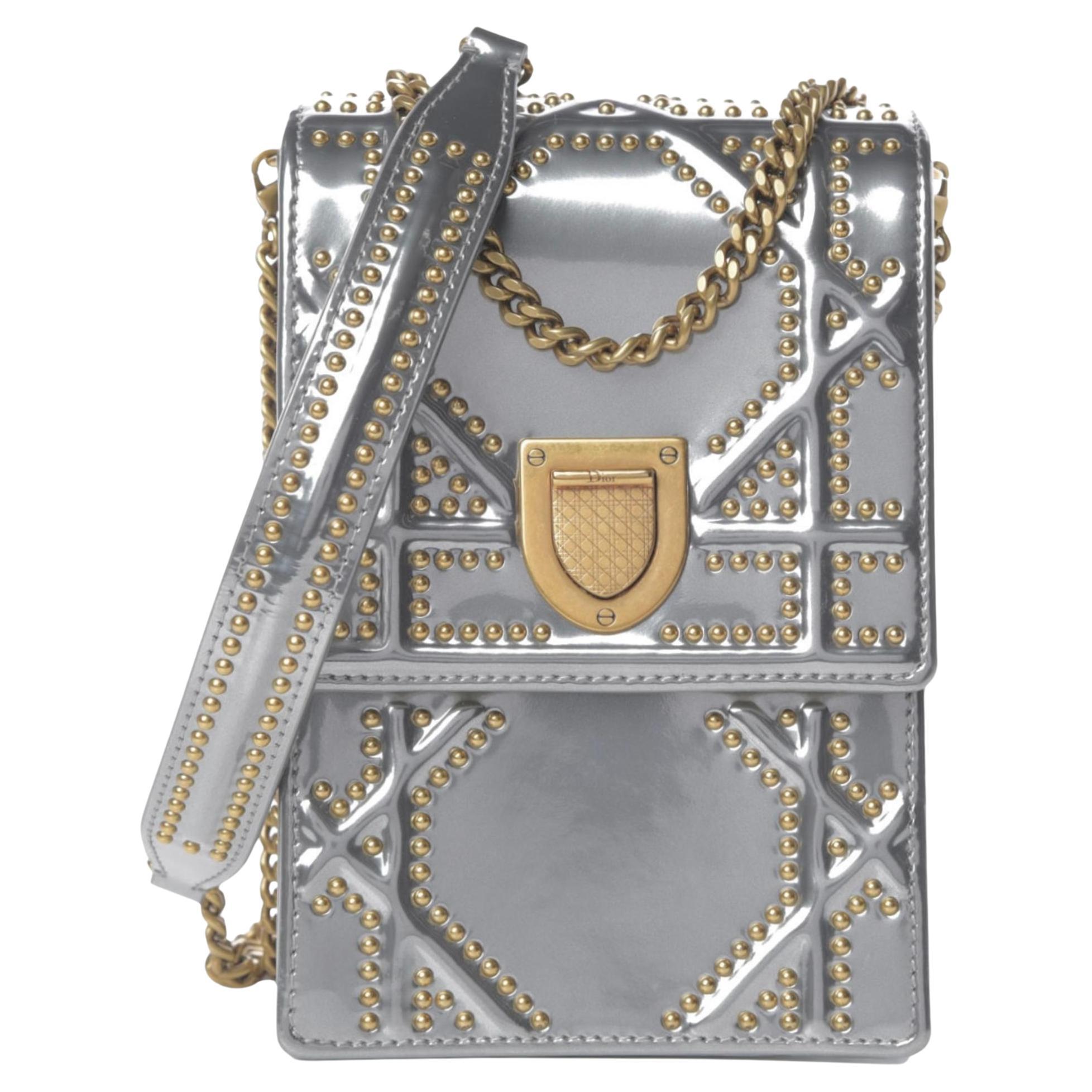 Christian Dior Sac Diorama vertical clouté en cuir de veau cannage métallisé