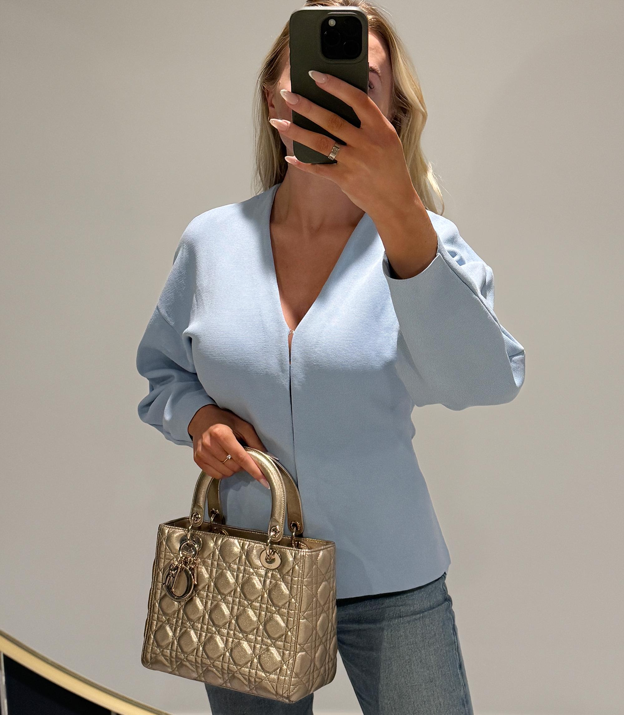 Christian Dior Metallic Gold Cannage Gestepptes Lammfell Medium Lady Dior

Details zum Produkt
Xupes Ref: CB1494
Marke: Christian Dior
Modell: Medium Dame Dior

Typ: Tote, Schulter, Umhängetasche
Seriennummer: 09-MA-0138
Alter: 2018
UVP: