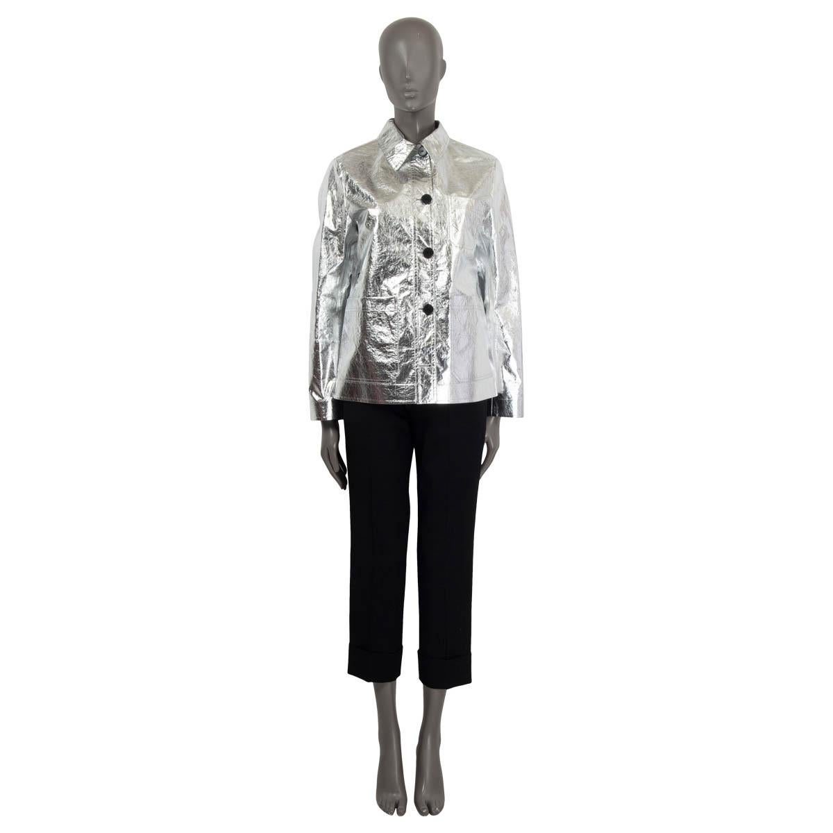 100% authentique Christian Dior Pre-Fall 2021 'Caro' veste froissée en polyester argenté métallisé (100%). Il comporte trois poches plaquées sur le devant et des manches longues. S'ouvre à l'aide de cinq boutons sur le devant. Non doublé. N'a été