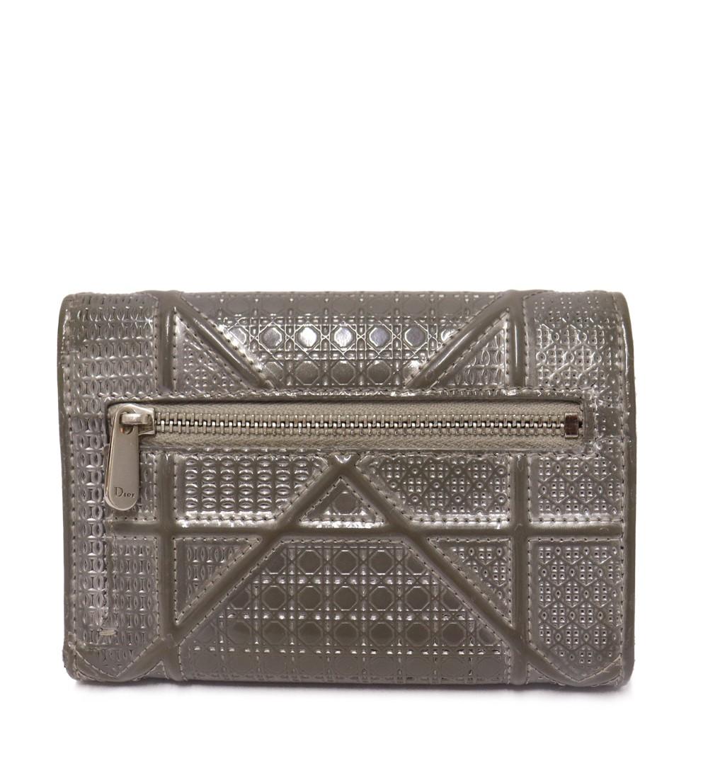 Christian Dior Metallic Silver Micro Cannage Patent Leather Diorama Trifold Wallet, Features back zip pocket, 2 slip pockets, and 8 card slots.

Material: Leather
Height: 9cm
Width: 13cm
Depth: 2.5cm
Overall condition: Good
Interior condition: