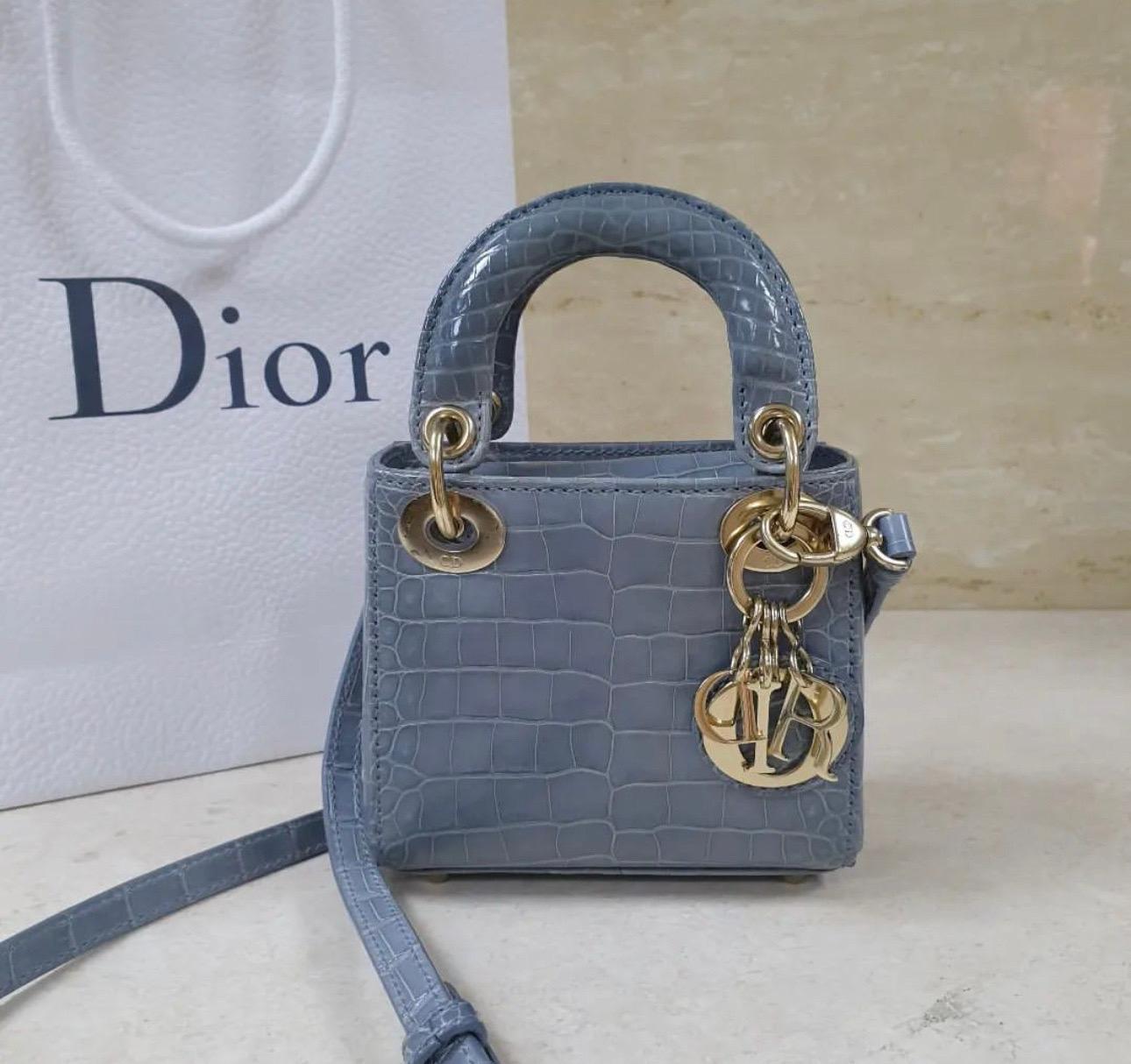 Beautiful blue colour lady Dior micro.
The micro size is obviously very small and can only fit few items like phone, lipstick and keys.
12*10*50 cm
Very good condition.
No box. No dust bag