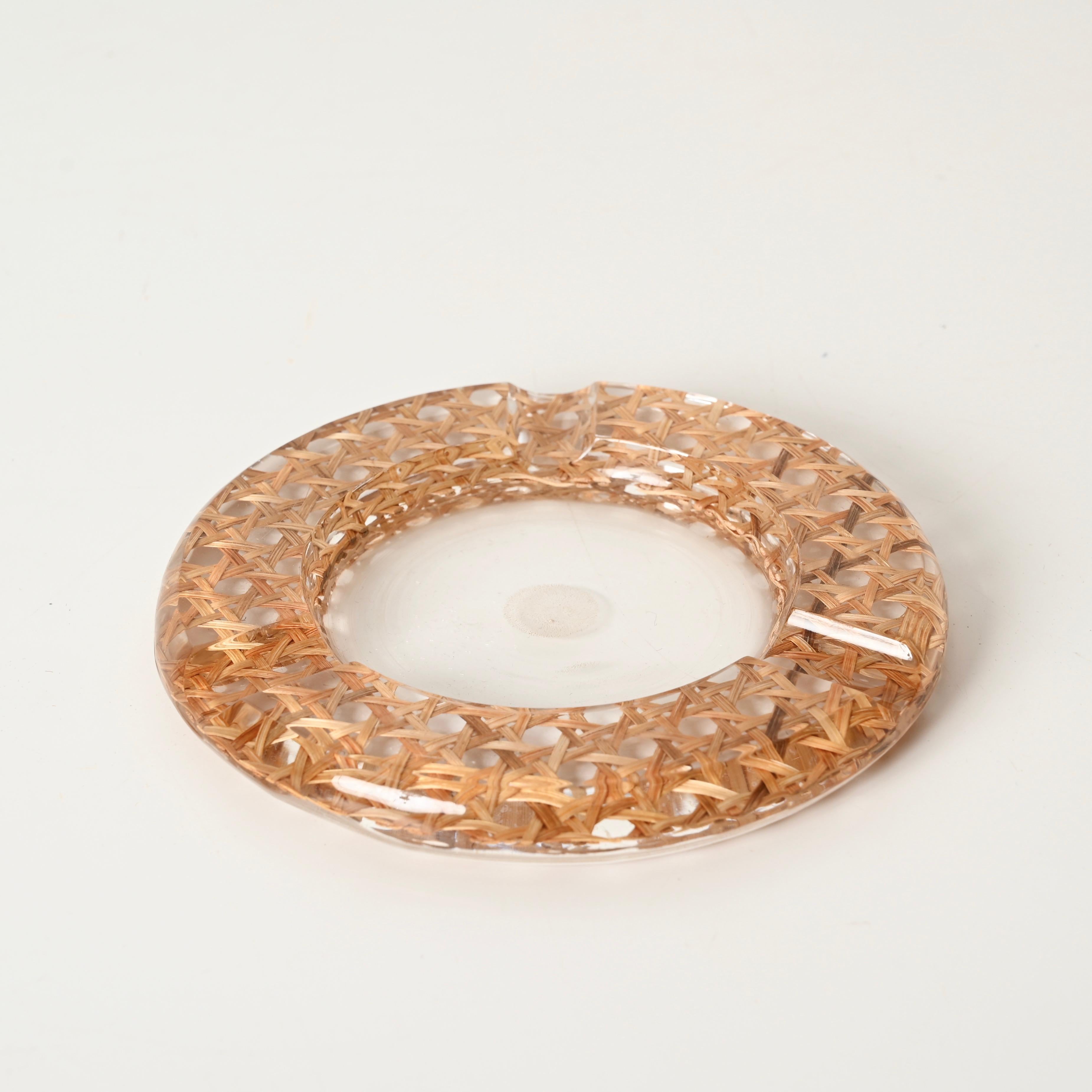 Atemberaubender runder Aschenbecher aus der Mitte des Jahrhunderts, hergestellt aus klarem Lucite und innen mit Wiener Stroh verziert. Das Design dieses eleganten Aschenbechers geht auf eine Produktion von Dior Home zurück und wurde in den 1970er