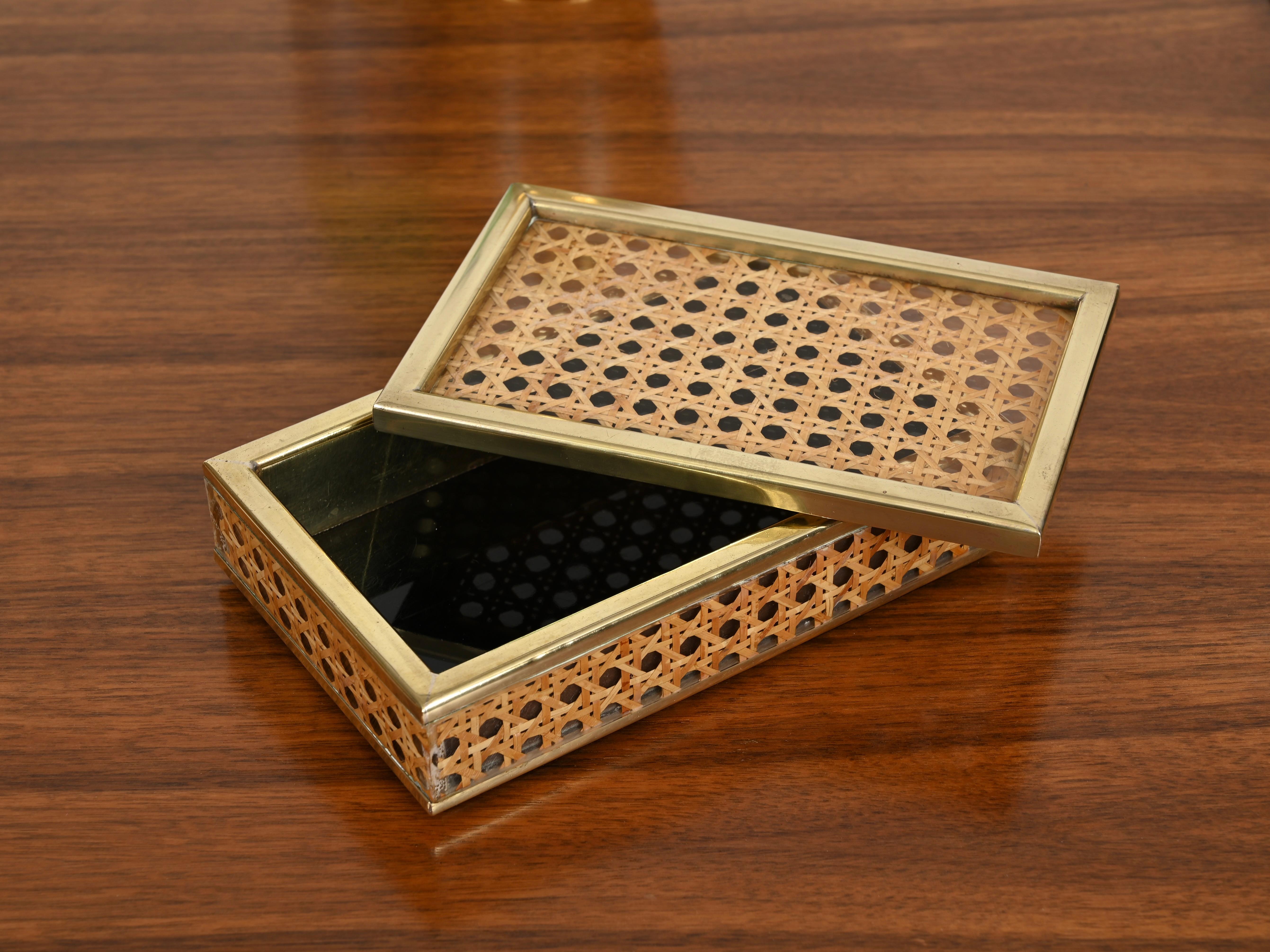 Christian Dior Caja decorativa de mediados de siglo de latón, lucita y paja de Viena, Italia 1970 en venta 2