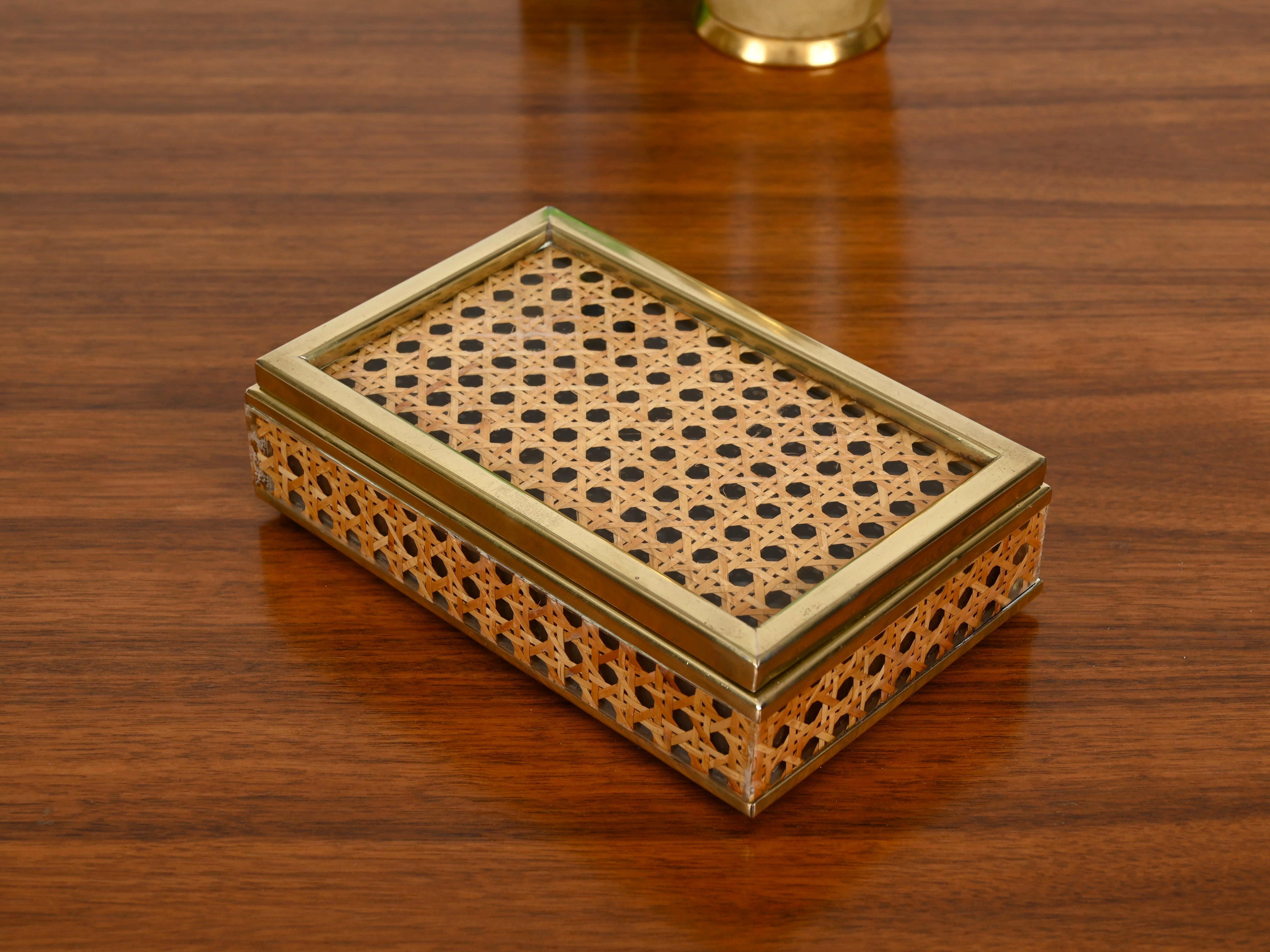 Christian Dior Caja decorativa de mediados de siglo de latón, lucita y paja de Viena, Italia 1970 en venta 3