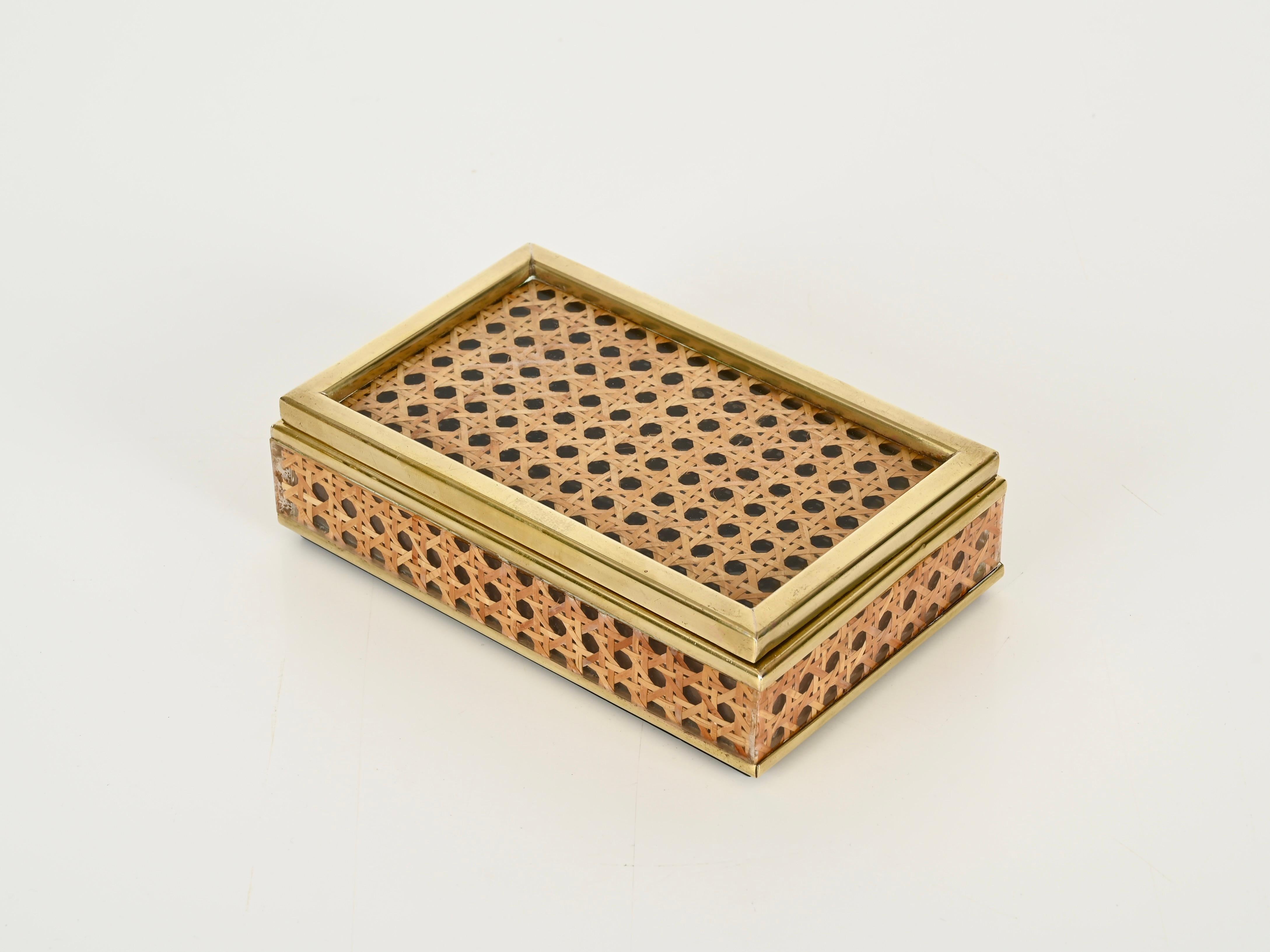 Christian Dior Caja decorativa de mediados de siglo de latón, lucita y paja de Viena, Italia 1970 en venta 4