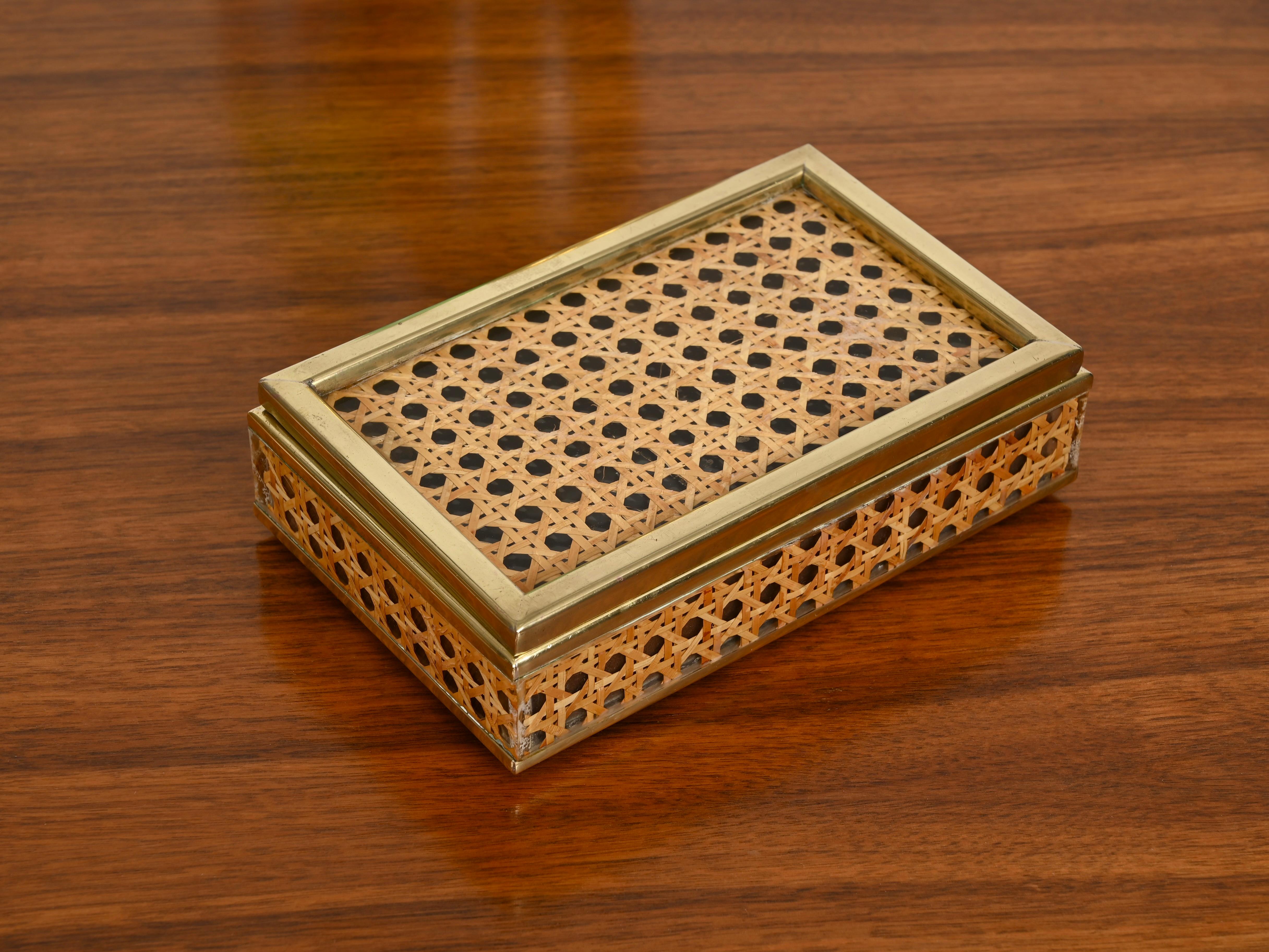 Impresionante caja decorativa de mediados de siglo en latón, lucita transparente y paja de Viena. Este joyero increíblemente elegante fue diseñado en Italia durante la década de 1970 y se atribuye a un  Producción de Christian Dior Home.

En