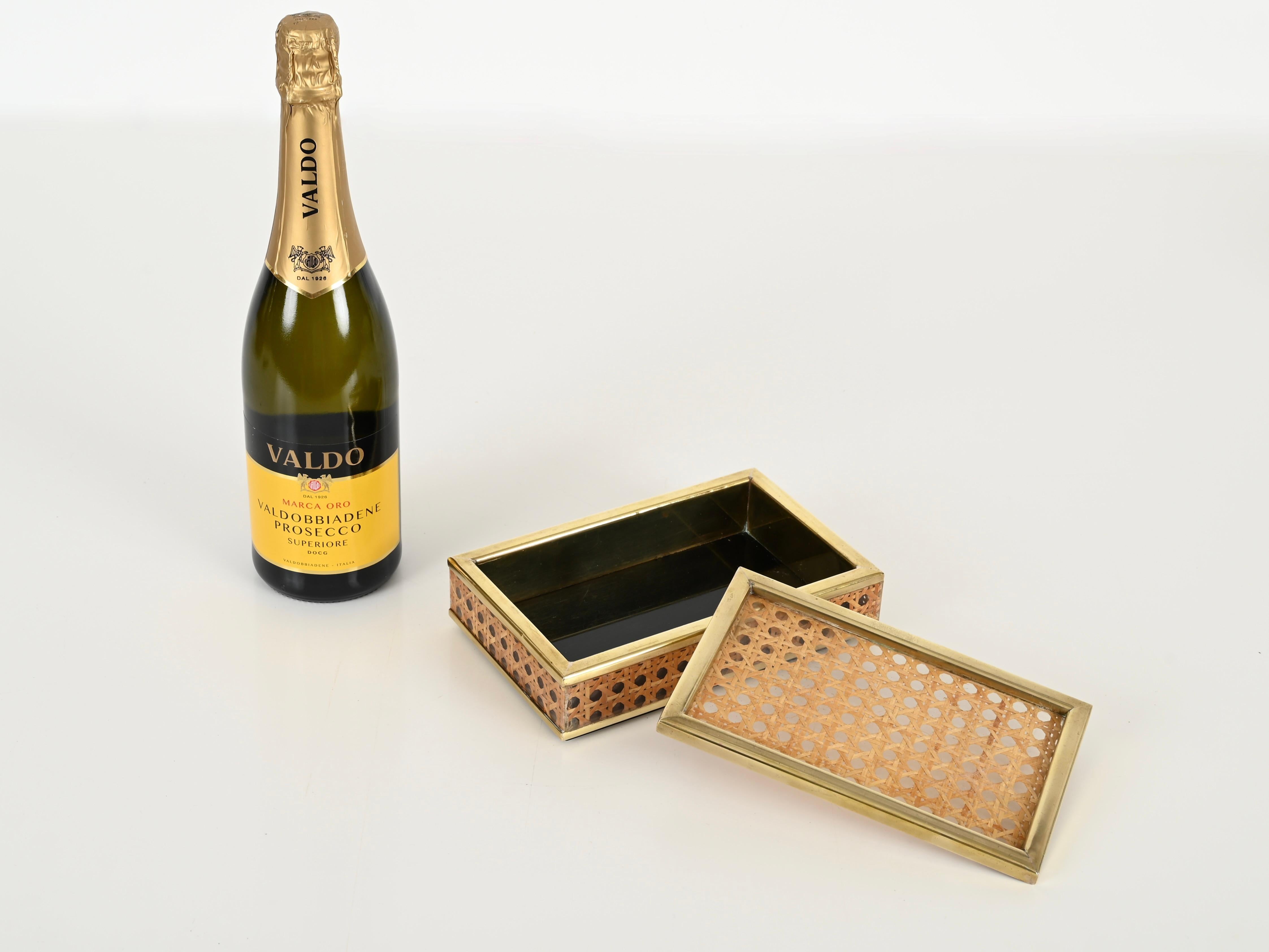 Christian Dior Caja decorativa de mediados de siglo de latón, lucita y paja de Viena, Italia 1970 Italiano en venta