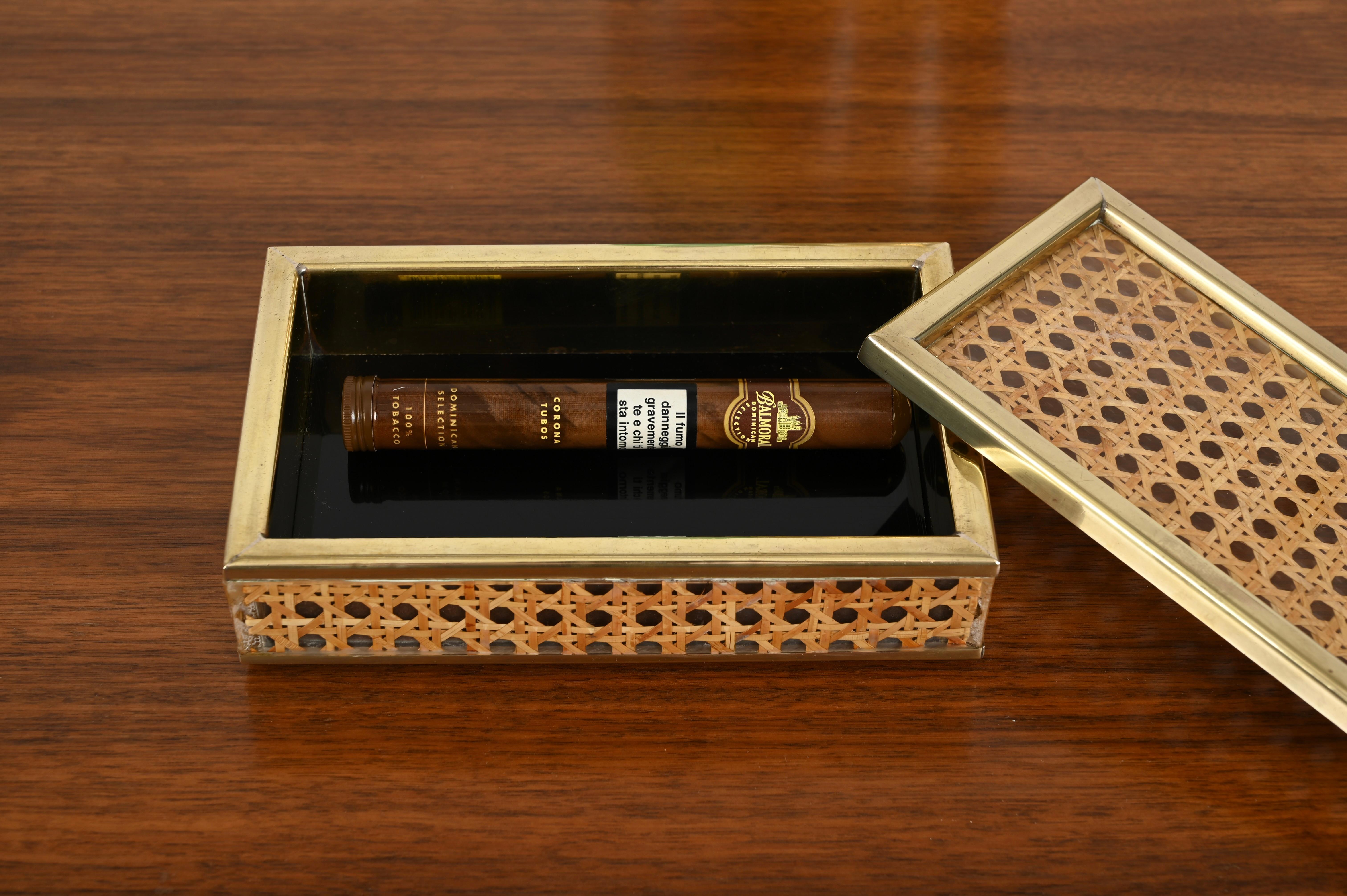 Christian Dior Caja decorativa de mediados de siglo de latón, lucita y paja de Viena, Italia 1970 Hecho a mano en venta