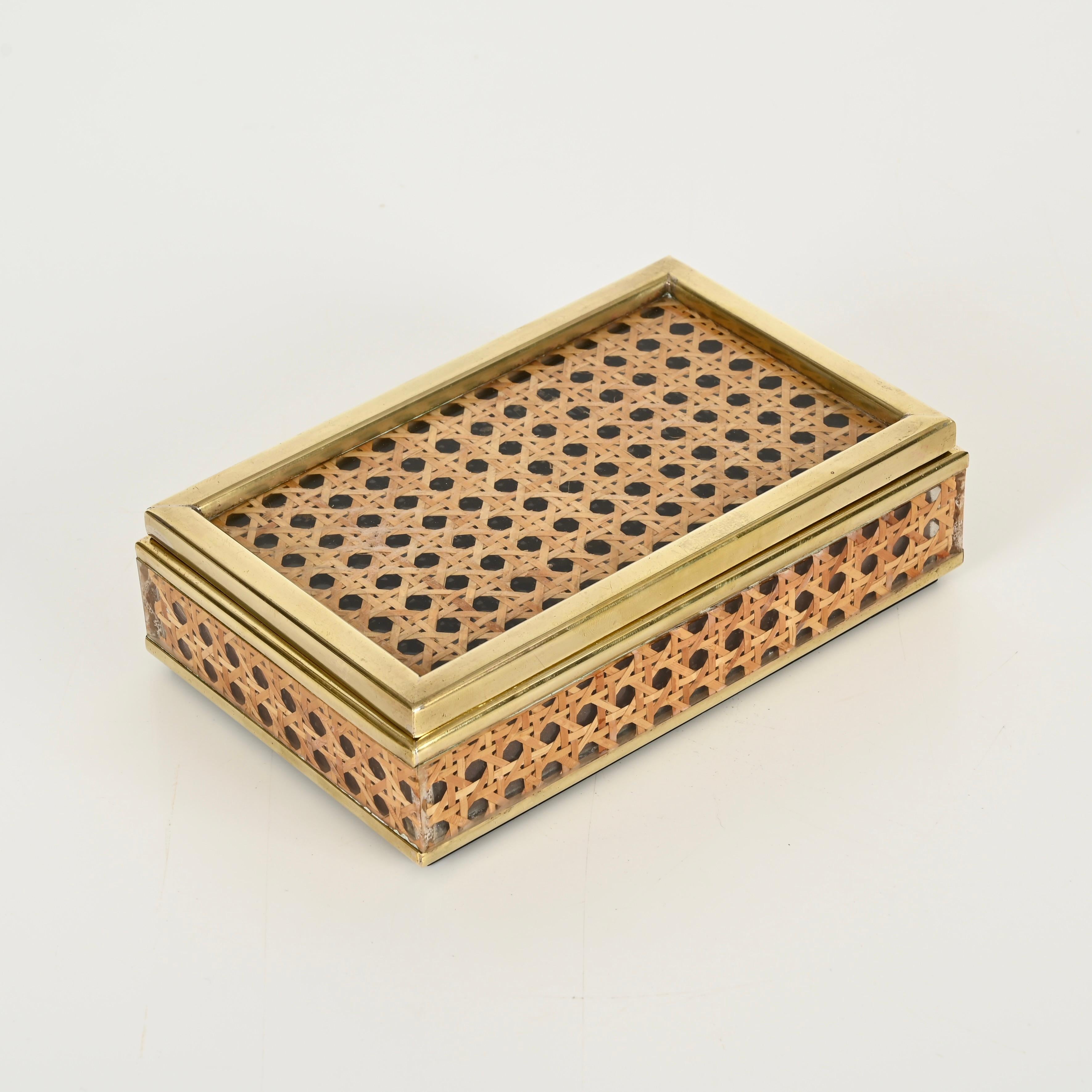 Christian Dior Caja decorativa de mediados de siglo de latón, lucita y paja de Viena, Italia 1970 finales del siglo XX en venta