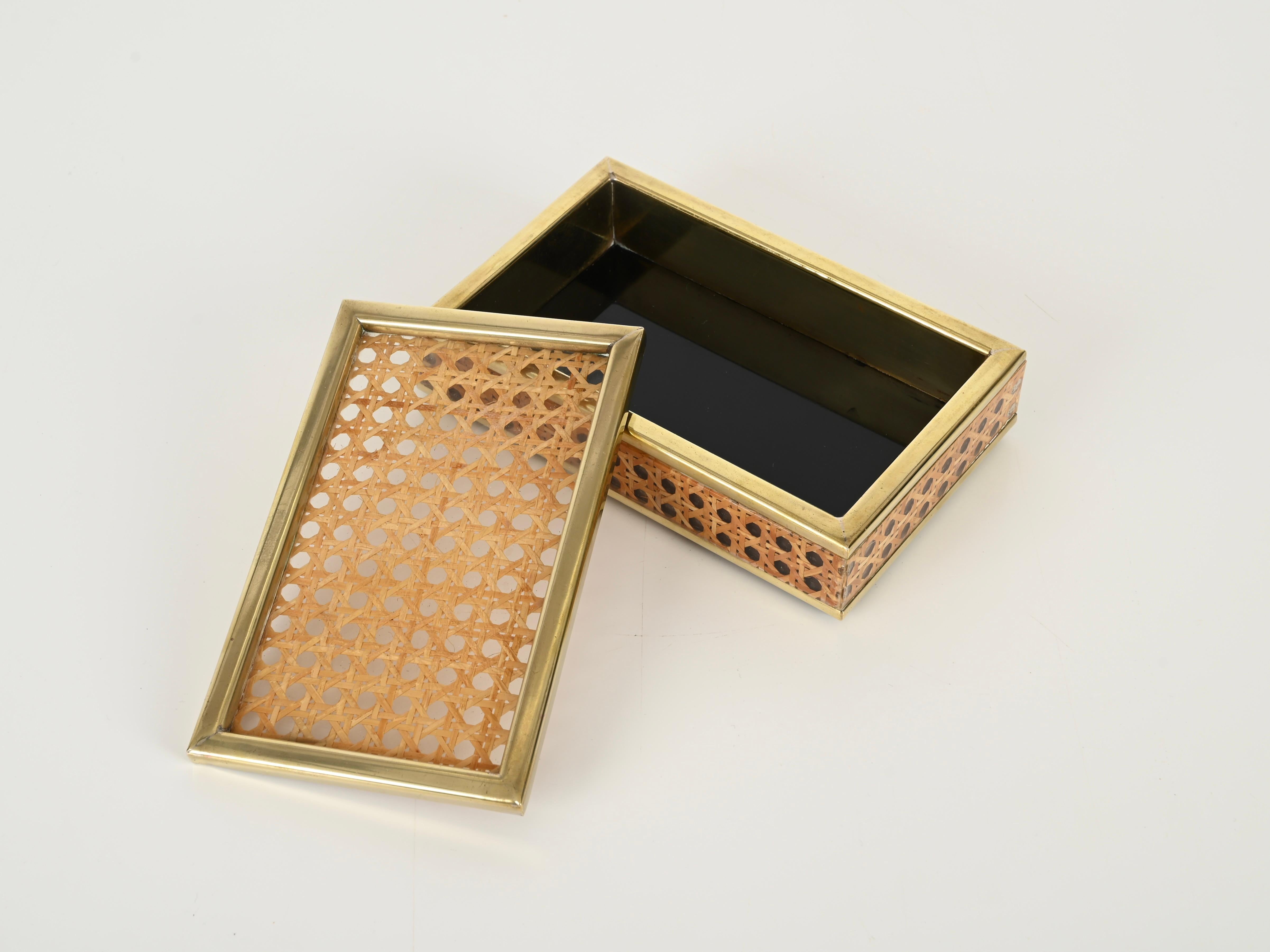 Christian Dior Caja decorativa de mediados de siglo de latón, lucita y paja de Viena, Italia 1970 Latón en venta