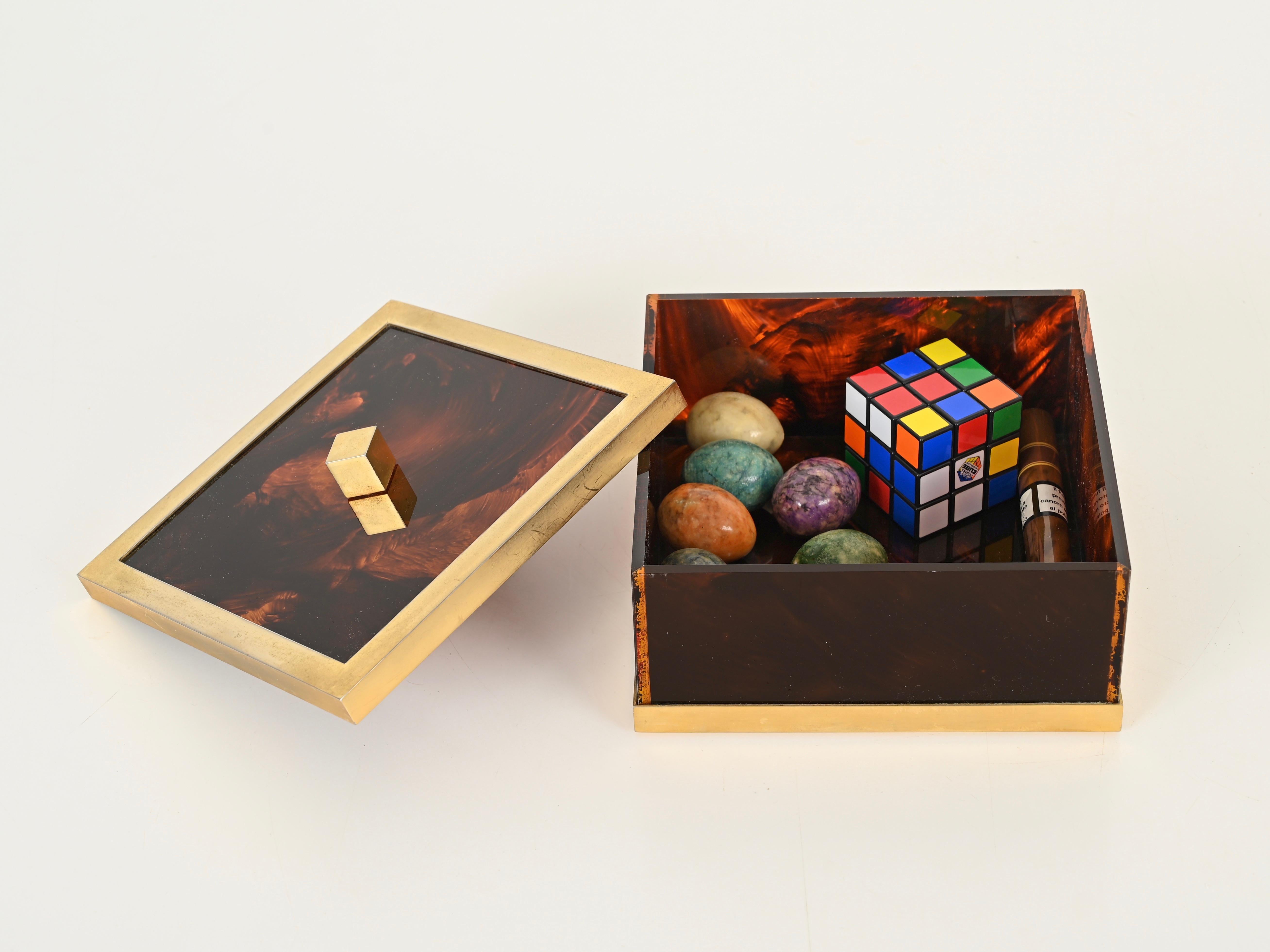 Impresionante joyero o caja decorativa cuadrada grande de mediados de siglo en una encantadora combinación de lucita efecto carey y latón. Este elegante objeto se fabricó en Italia durante la década de 1970 y se atribuye a una producción de