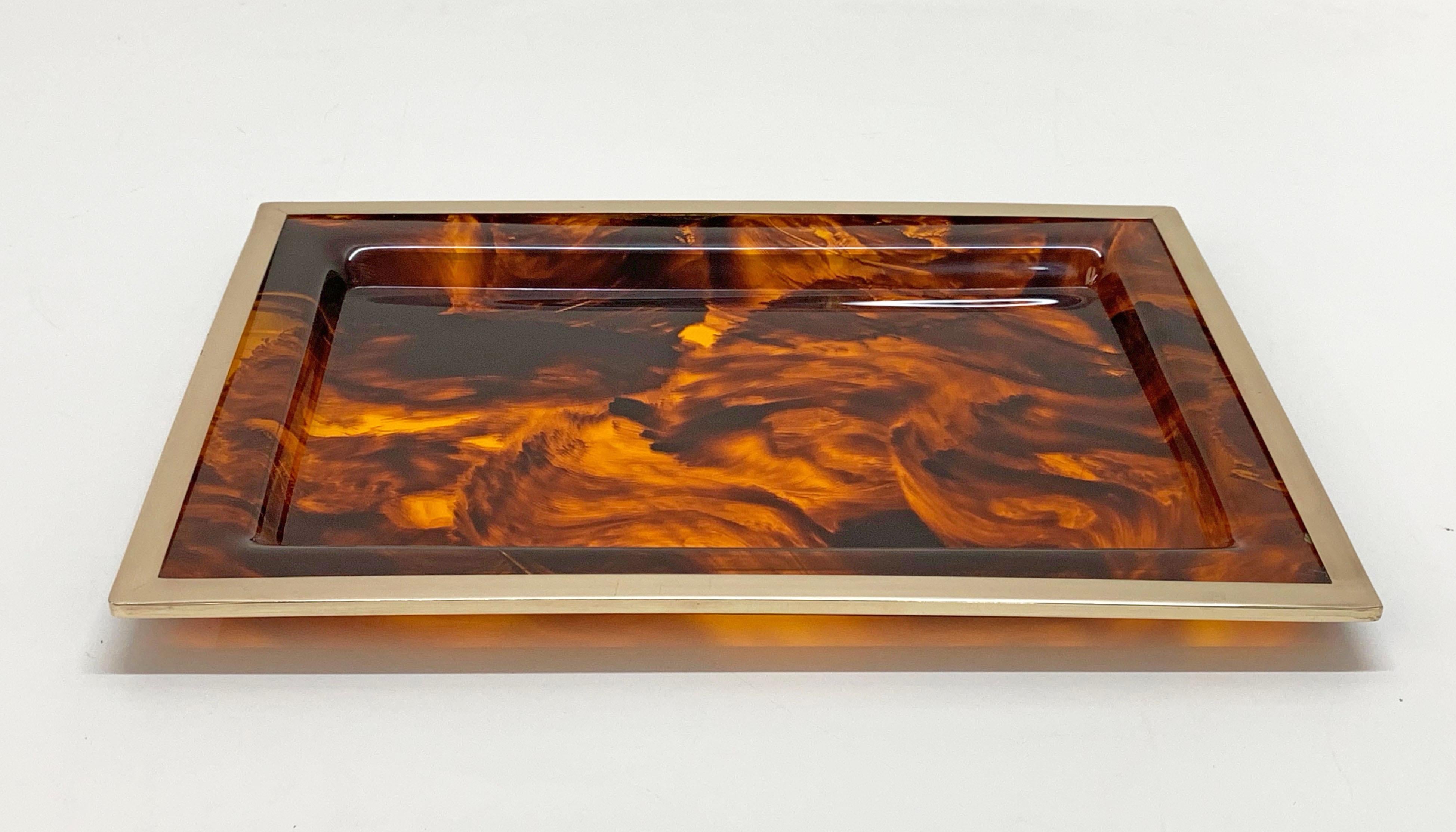 Wonderful midcentury tableware in Lucite and brass. This item was made in Italy during the 1970s and its design is attributed to Willy Rizzo for a Christian Dior production.

It is an iconic squared tortoise-effect Lucite serving tray or plate