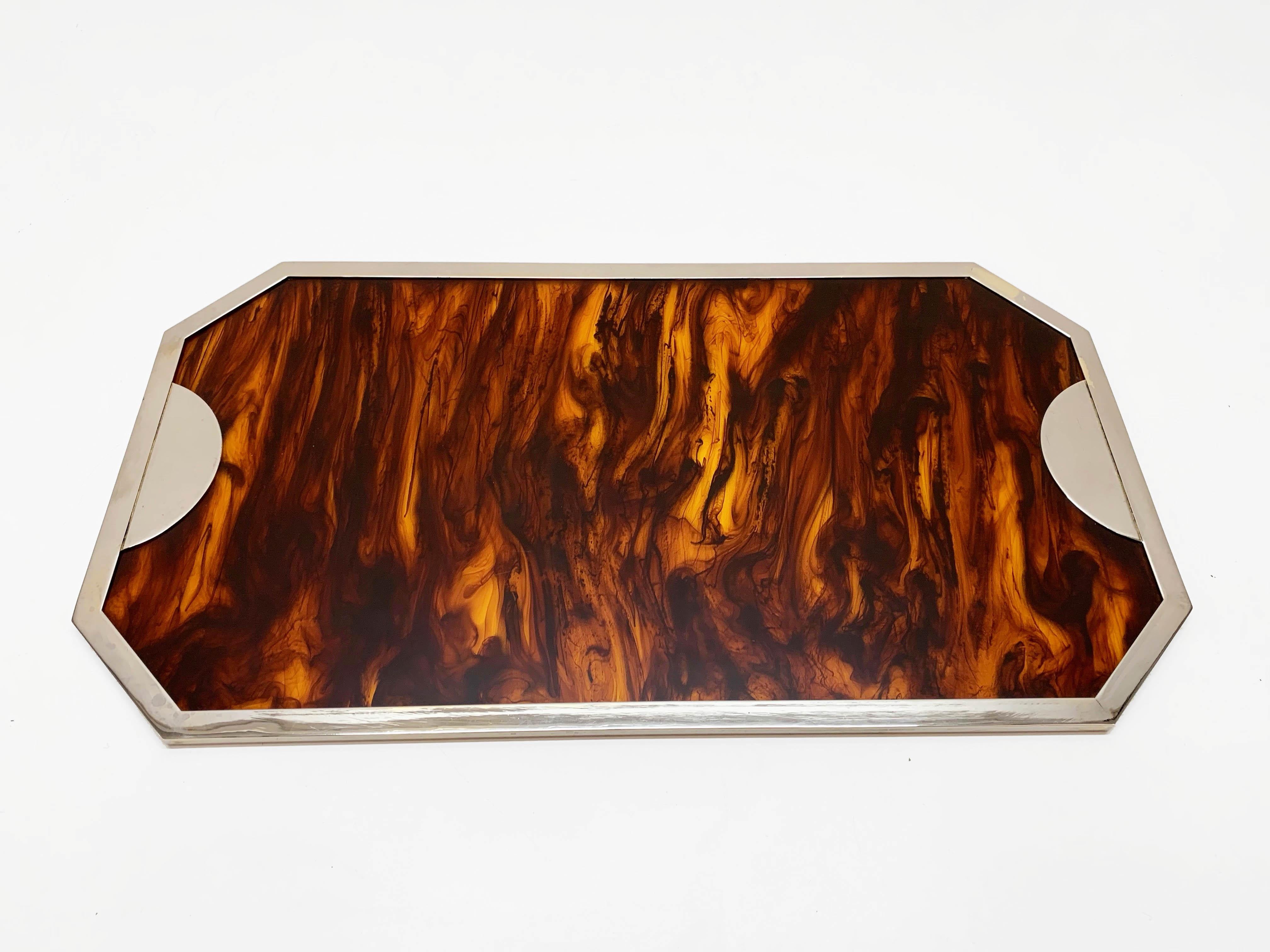 Wonderful midcentury serving tray in Lucite, simulating a turtle effect. This fantastic piece was made in Italy in the 1970s and its design is attributed to Willy Rizzo for a Christian Dior production.

It is an iconic tray or serving plate with