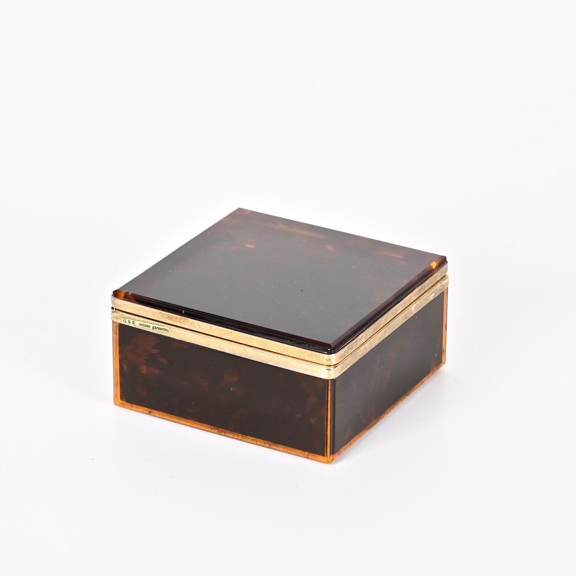 Amazing midcentury lucite and brass decorative jewelry box. This fantastic piece was designed in Italy during the 1970s for Christian Dior.

This piece, is in its unique elegance, simulates tortoiseshell with its lucite structure and has precious