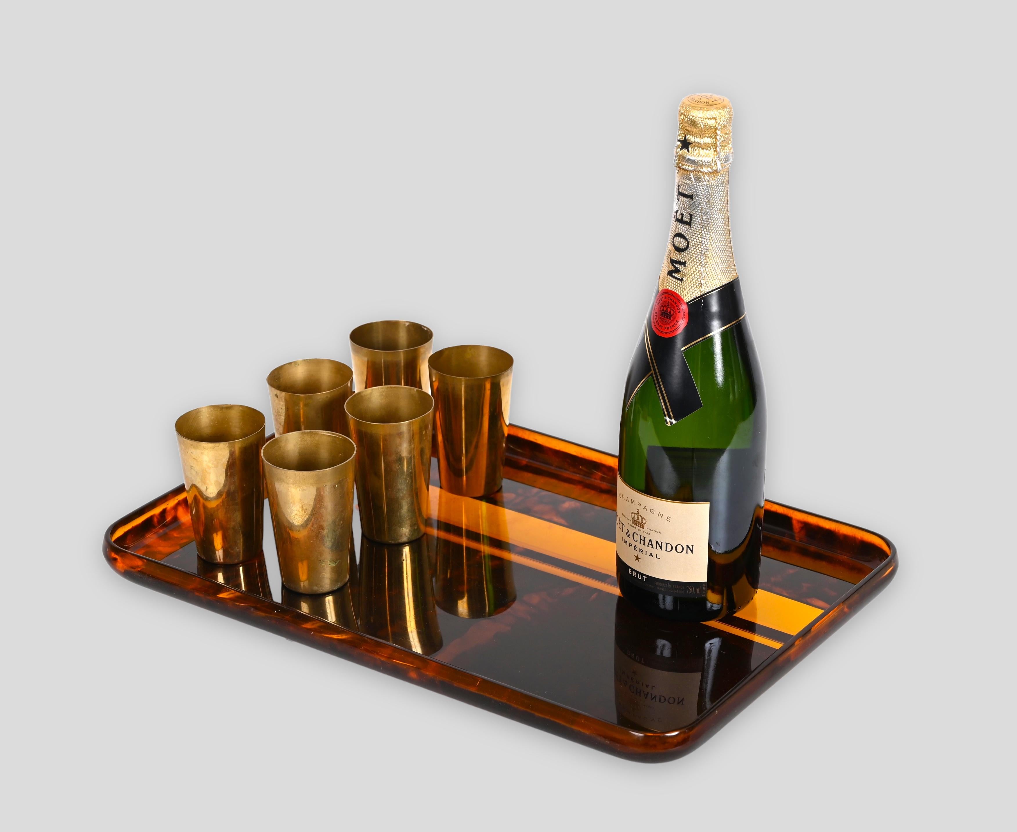 Wonderful mid-century tray in lucite with tortoiseshell effect. The tray has two lines in amber color that give a beautiful contrast to the tray.
Made in Italy in the 1970s. Attributable to a Christian Dior production with design attributed to Willy