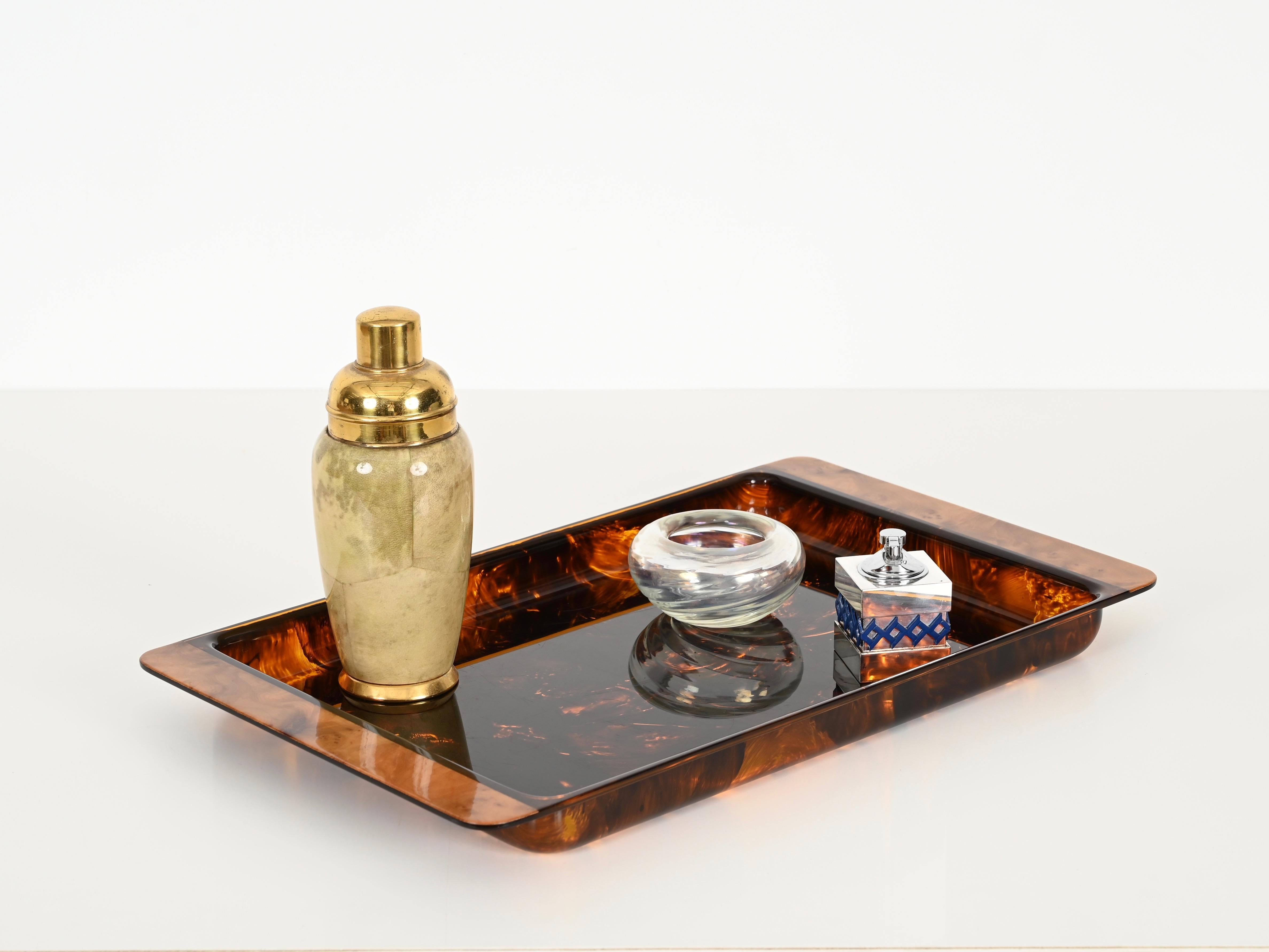 Splendido vassoio da portata di metà secolo in lucite effetto tartaruga con manici in legno di radica.  Prodotto in Italia negli anni '70 per una produzione Dior Home con un disegno attribuito a Willy Rizzo.

In condizioni favolose, senza