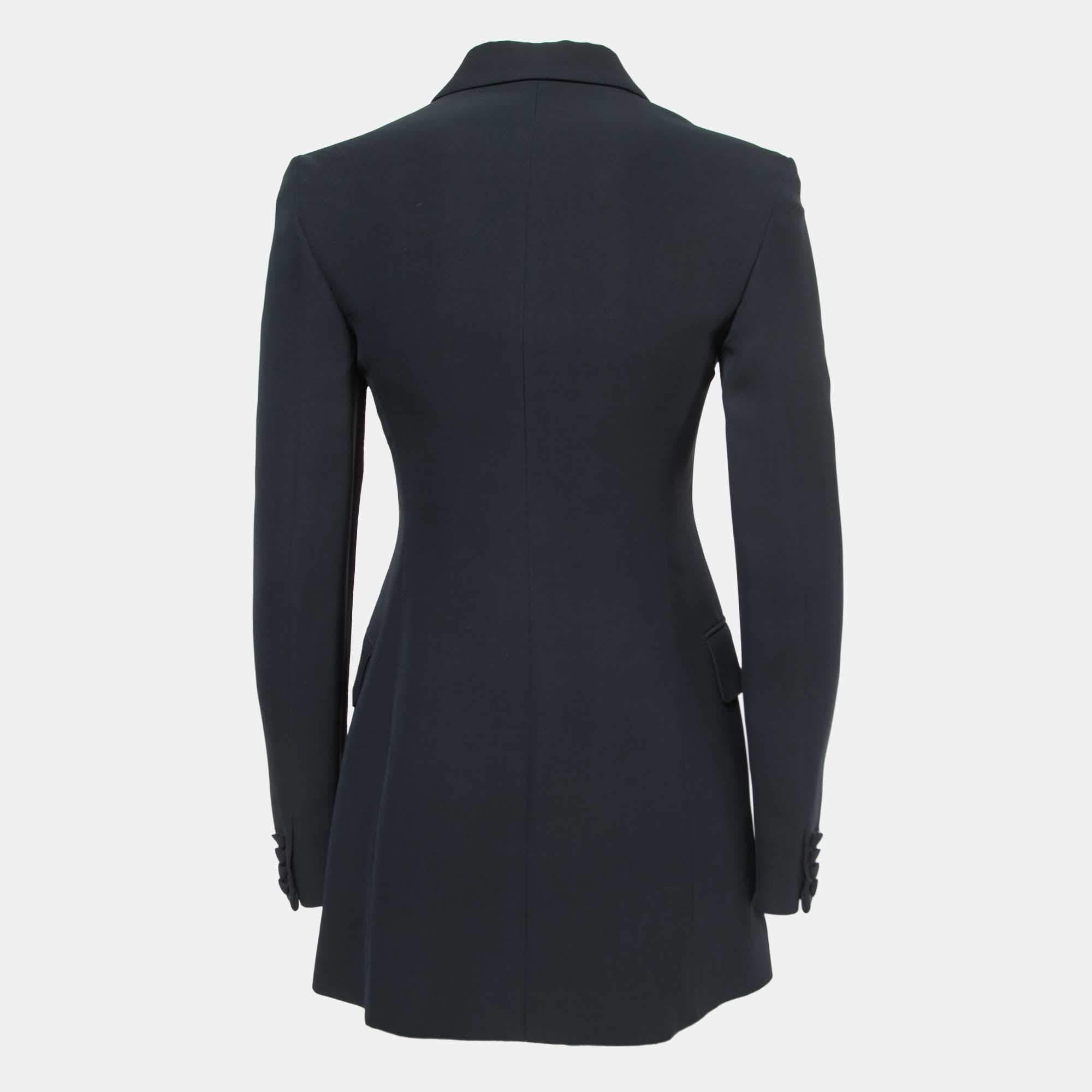 This Christian Dior blazer brings you both class and luxury as you wear it. It is highlighted with long sleeves and classic details, thus granting a polished, formal finish.


