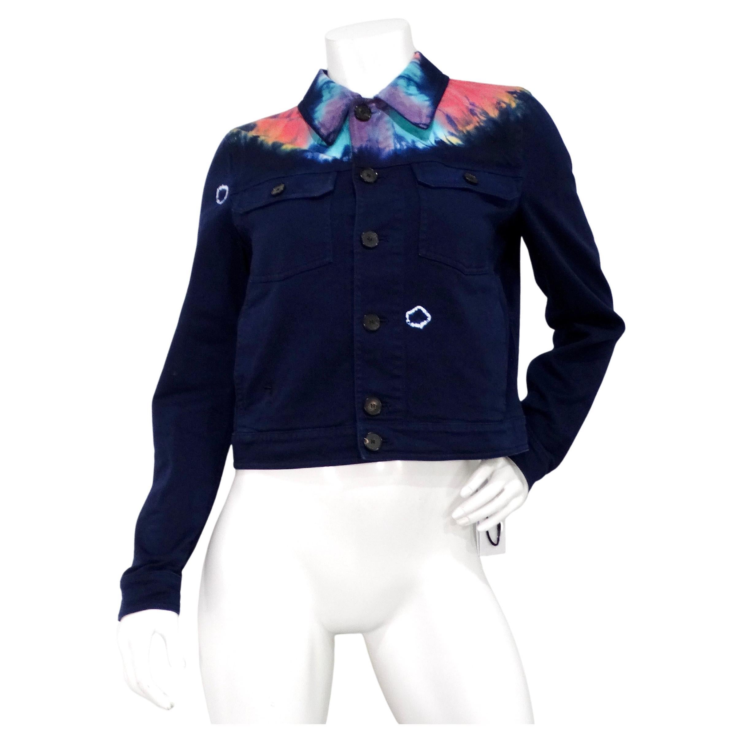 Die Christian Dior Midnight Blue Tie-Dye Style Flare Jeans ist ein gewagtes und modisches Statement, das klassischen Denim nahtlos mit moderner Kunst verbindet. Diese Jeans aus hochwertigem dunkelblauem Denim ist mit einem auffälligen