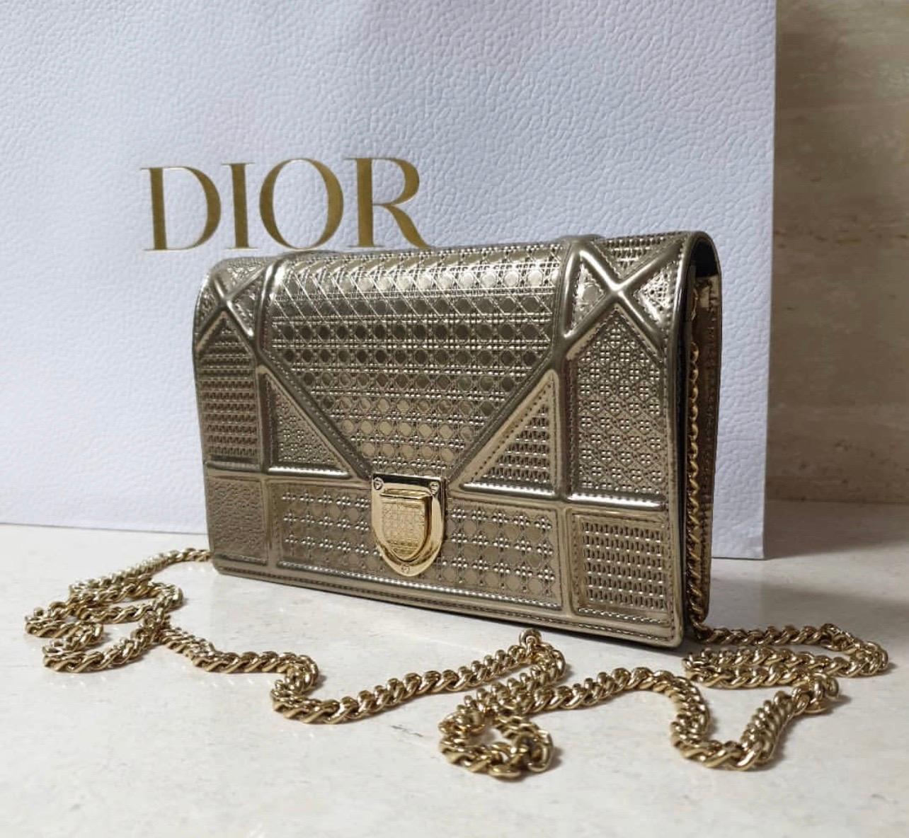 - Christian Dior Mini-Diorama-Tasche
 - Original goldfarbenes Kalbsleder
 - Metallkettenglied und Klappverschluss vorne
 - Dunkelblaues Lederfutter 
 - Eine schicke Ausgabe des ikonischen Modells 
 - Kleines Modell  
 - Die perfekte