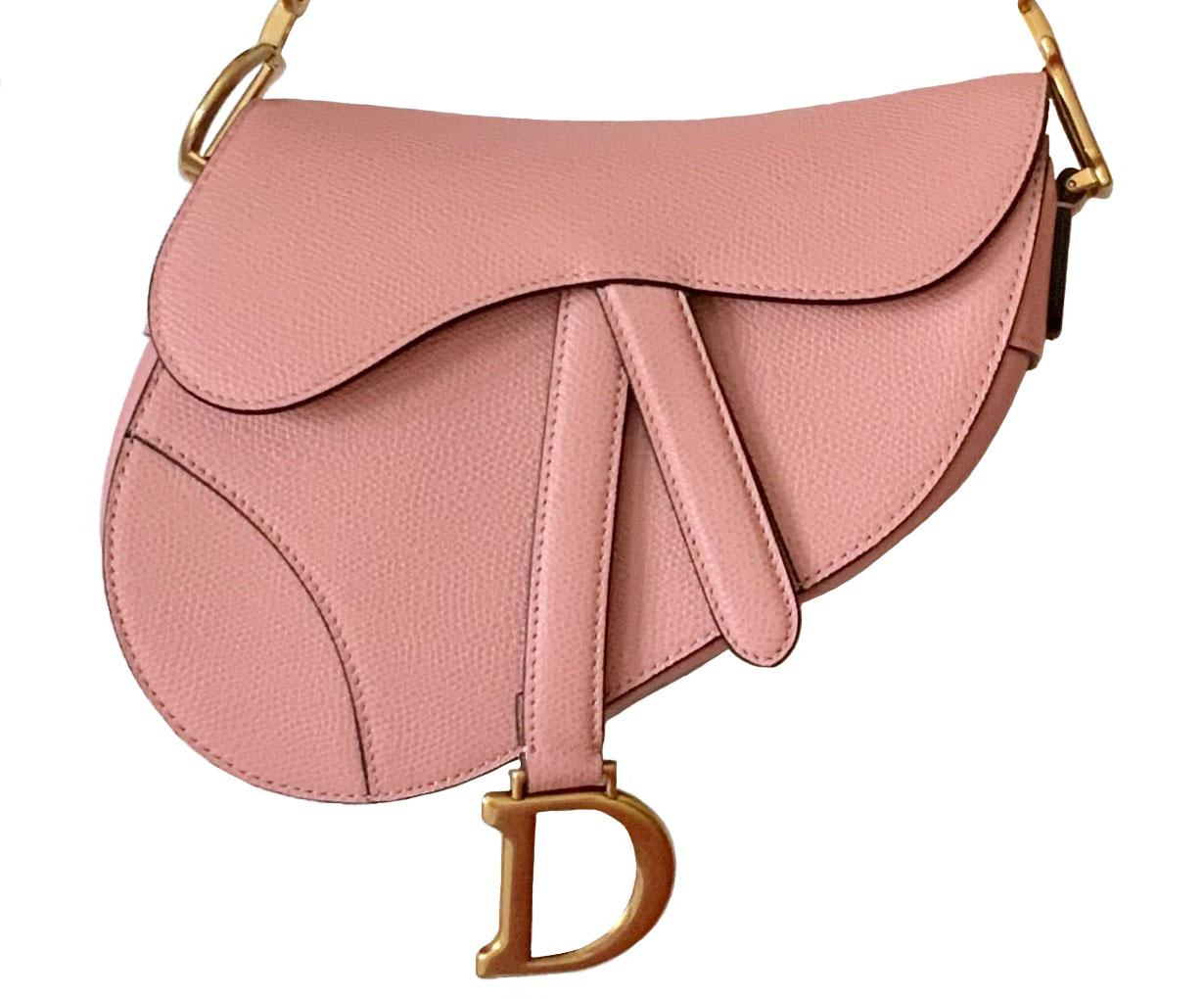 This pre-owned Mini Saddle bag from Christian Dior is crafted in a nude-pink embossed grained calfskin.
Its jewellery is realized in an aged gold-tone metal.
It can be carried in the hand or on the shoulder.
   
Year: 12/2018
Leather:
