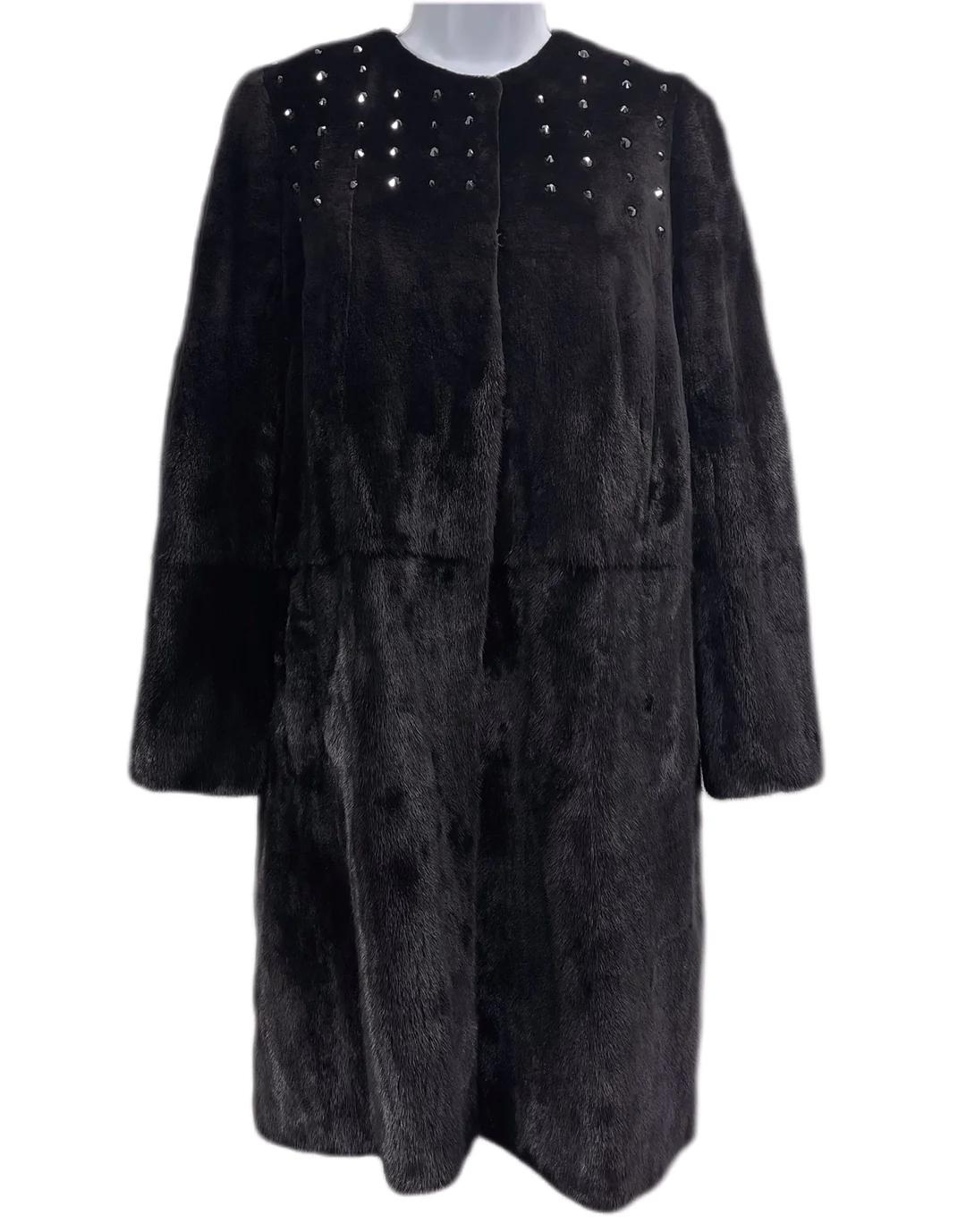 Christian Dior Schwarzer Nerz-Mantel

Dieser schwarze Nerzmantel von Christian Dior ist ein atemberaubendes und elegantes Stück, das sich für jeden Anlass eignet. Dieser Mantel aus hochwertigem Nerzpelz ist sowohl stilvoll als auch luxuriös. Das