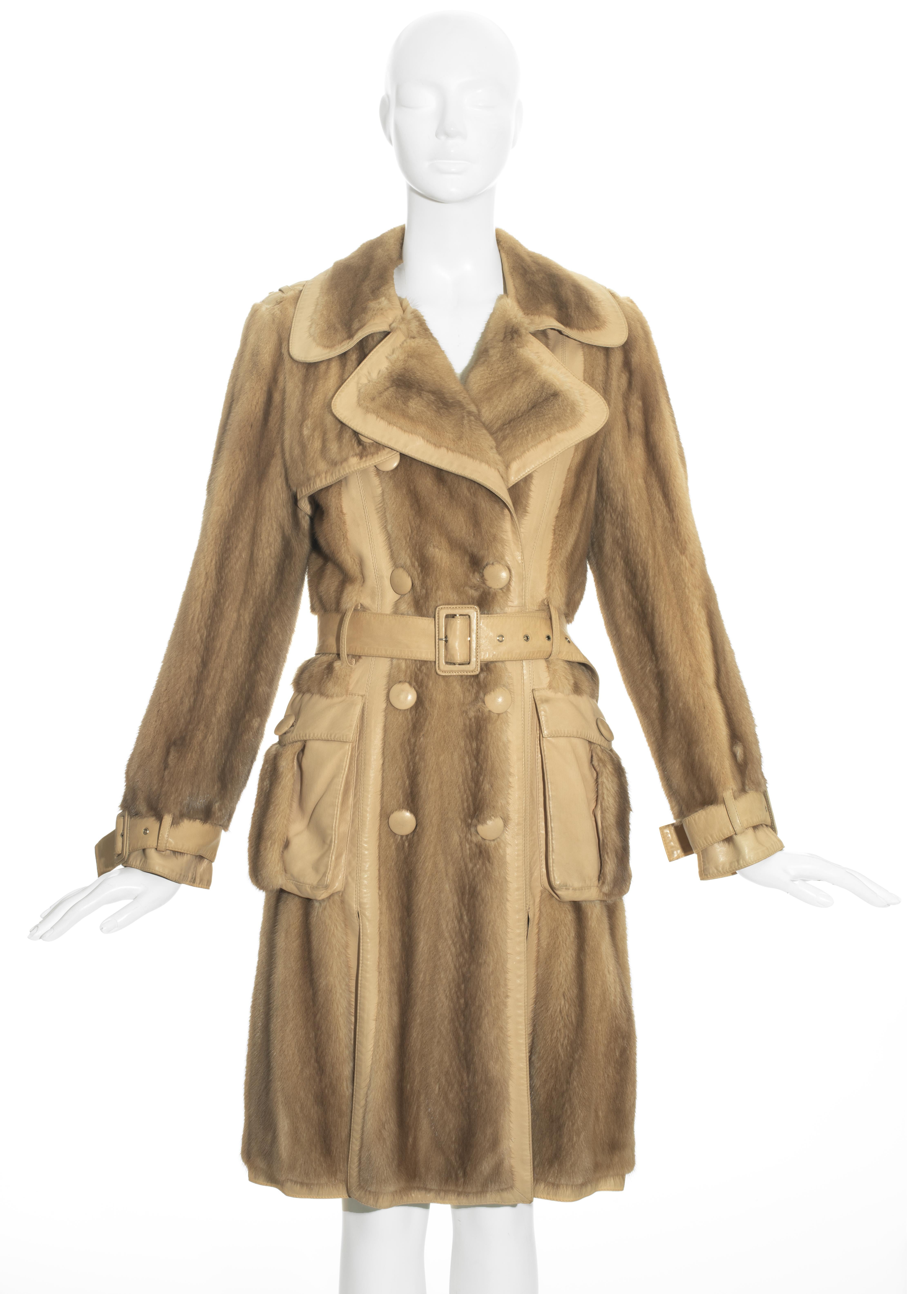 Trench-coat en fourrure de vison et cuir d'agneau Christian Dior by John Galliano avec fermetures à boucle en cuir à la taille et aux poignets, doublure en soie et gros boutons en cuir.

Automne-Hiver 2005