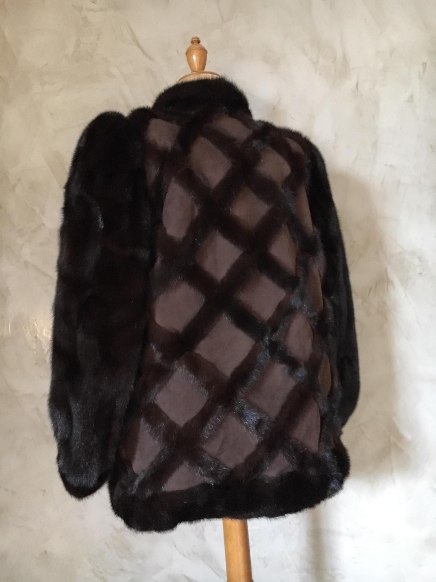 Very elegant Christian Dior Mink fur and suede bomber coat. Grid pattern.
Same lining as outside. Very good condition. This jacket is a true must-have.
One button.