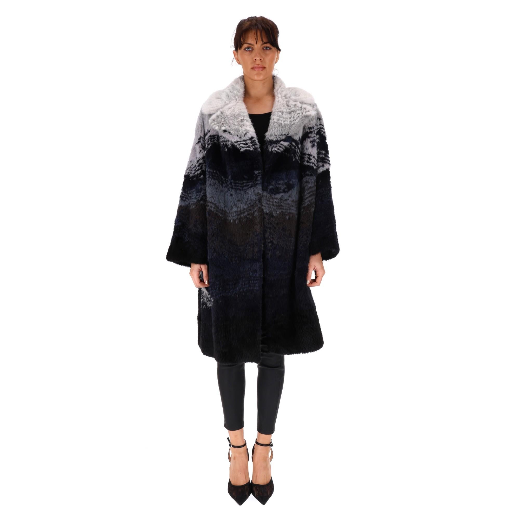 Christian Dior Mink Fur Coat

Blue coat designed with wave ombre effect starting with light grey at the top, leading to navy blue at the hemline.

Crafted from luxurious mink fur and featuring notched labels, side pockets and hook centre