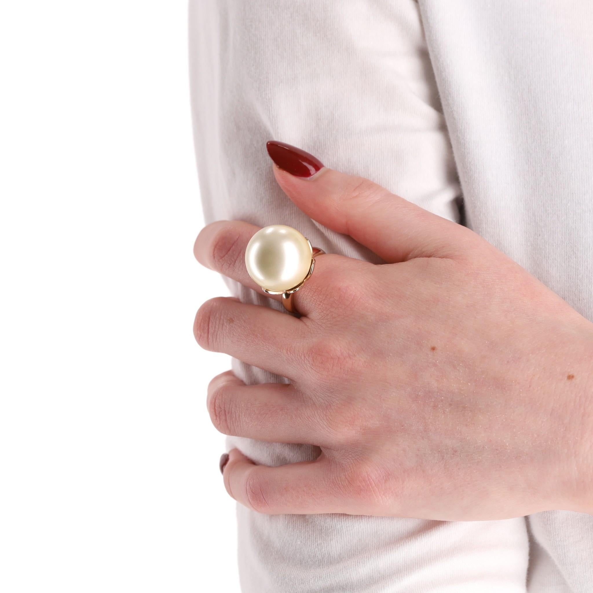 Christian Dior Mise En Dior Pearl Tribal Ring

Statement ring with gold metal flower petal setting and oversized faux resin pearl head.

Featuring 'Dior' engravement to the shank, Rrp Approx. £700

Size – 55.5

Condition – Very Good (Light