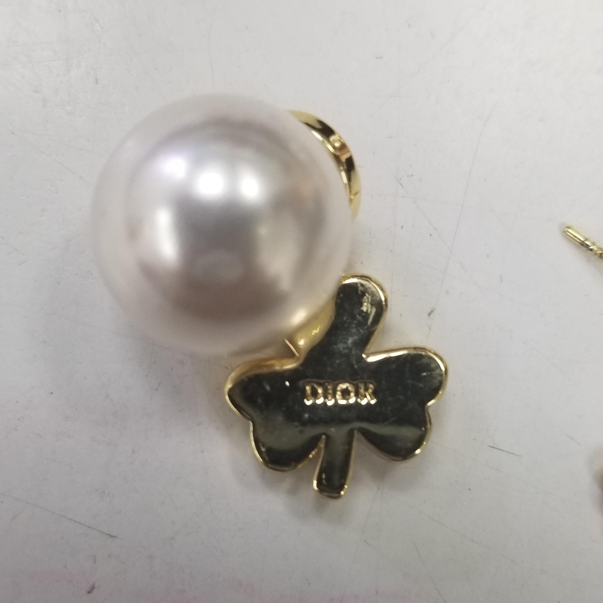 Christian Dior Mise En Dior Tribal Crystal Kleeblatt- und Kunstperlen-Ohrringe (Moderne)