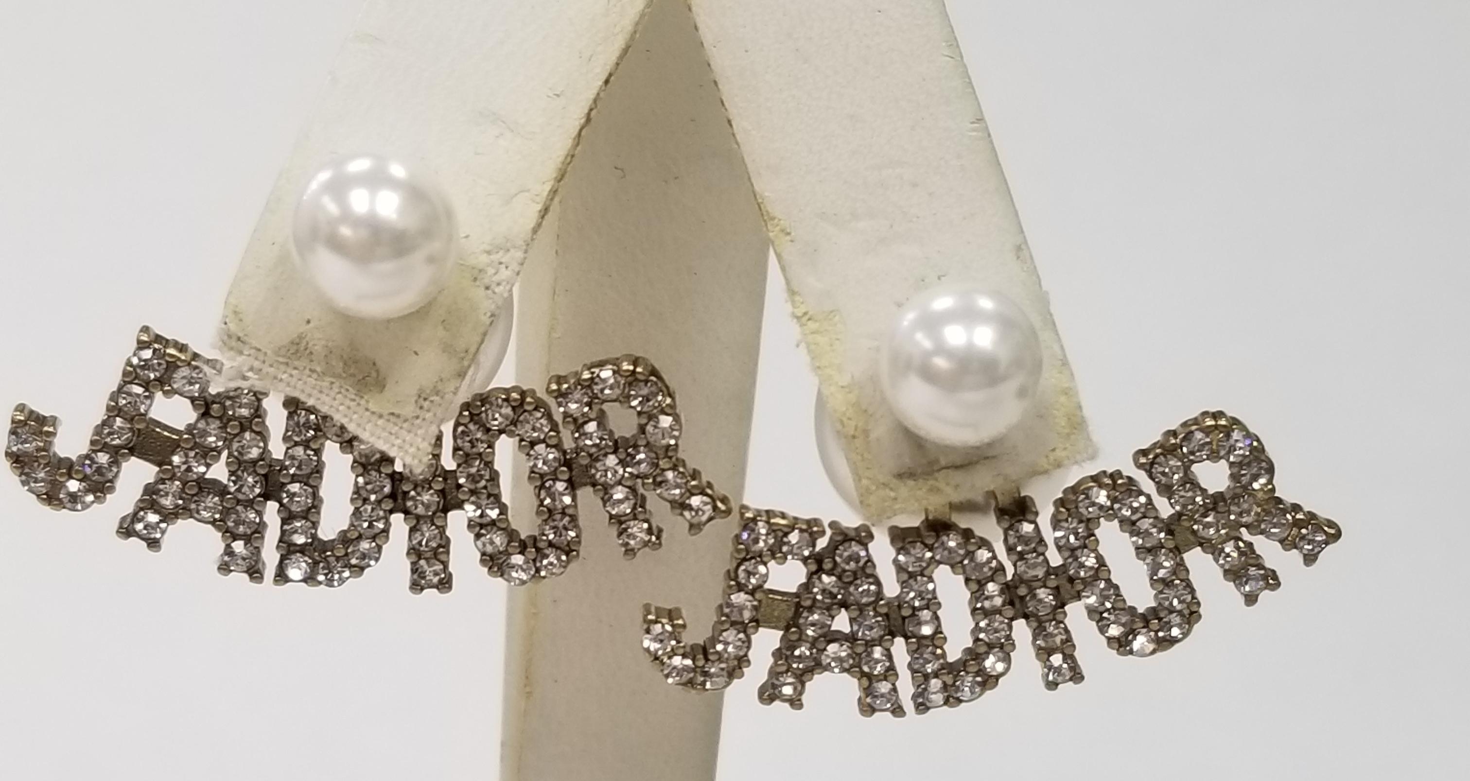 Christian Dior Mise En Dior Tribal Crystal „JADIOR“ und Kunstperlen-Ohrringe im Zustand „Hervorragend“ im Angebot in Los Angeles, CA
