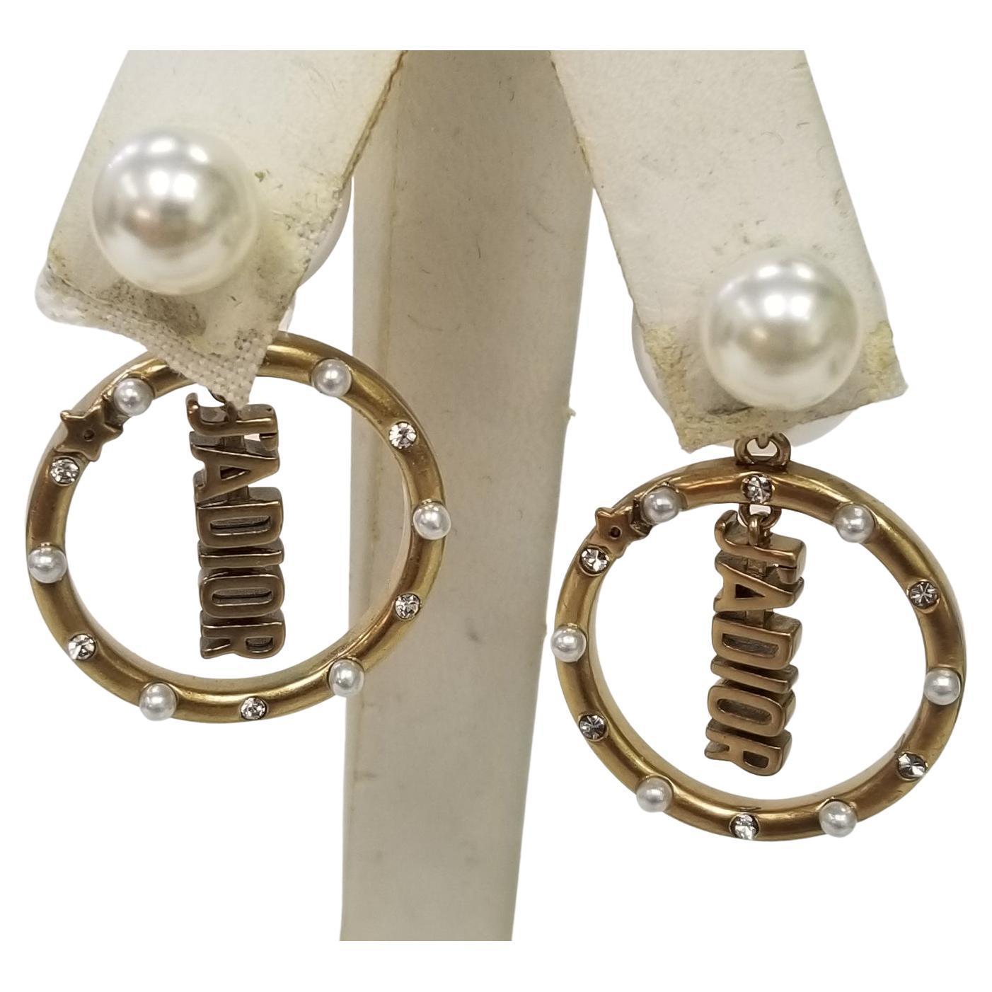 Moderne Christian Dior Mise En Dior Boucles d'oreilles Jadior en perles tribales et cristal en vente