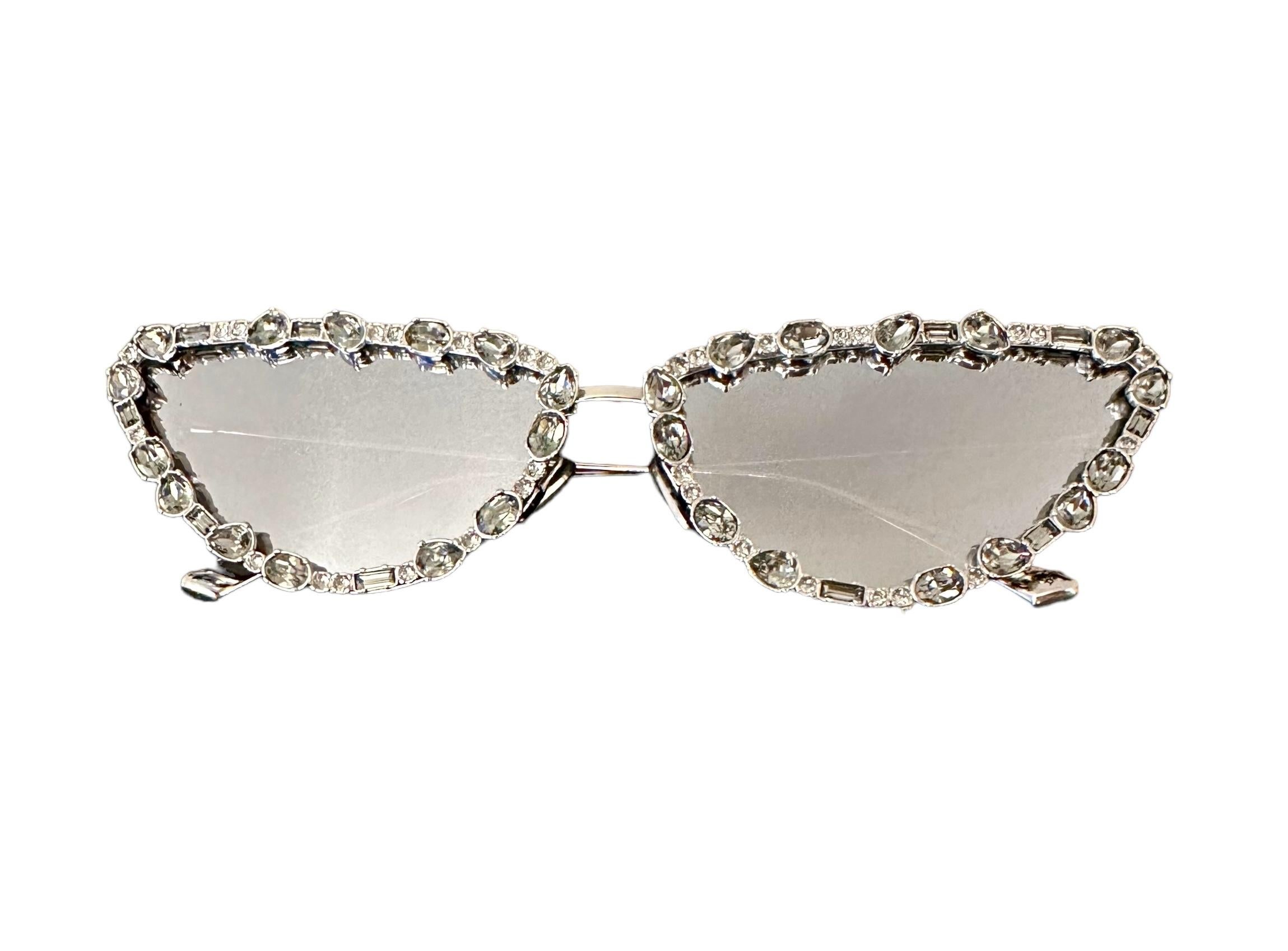 Best seller of the year 2022, this new pair of Miss Dior B1U is a must for this summer !
Beautifully shaped as a cat-eye style, the frames are embellished with Swarovski crystals.
Retail: €990

Year: 2022
Collection: Miss Dior
Name: Miss Dior