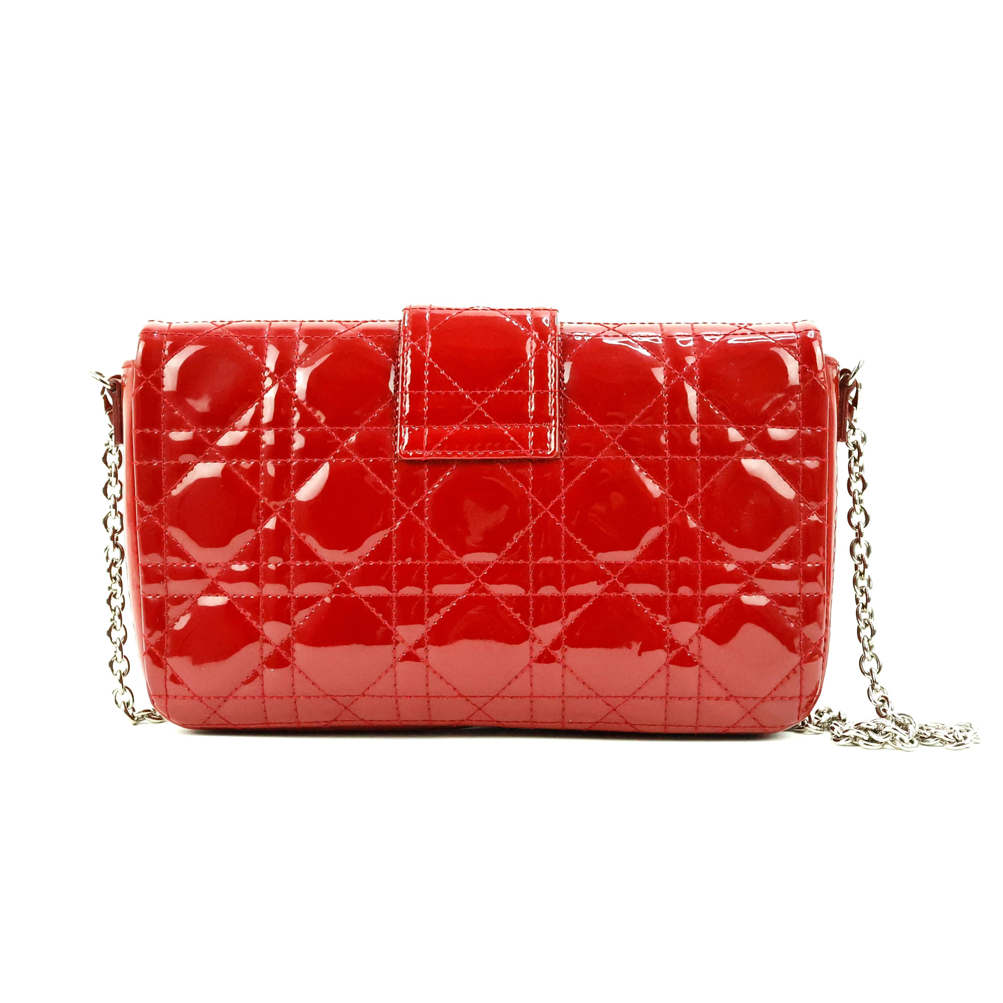 Dior Miss Dior sac à bandoulière, en cuir de couleur rouge, avec fermeture en argent.

Condit :
Vraiment bien.

Emballage/accessoires :
Sac à poussière.

Mesures :
21,5cm x 13cm x 4cm