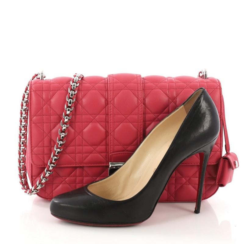 Ce sac à rabat Cannage Quilt Lambskin Medium de Christian Dior Miss Dior, réalisé en cuir d'agneau matelassé rose, présente une bandoulière à maillons de chaîne, un rabat avant avec fermeture à bouton-poussoir et des ferrures de couleur argentée. Sa