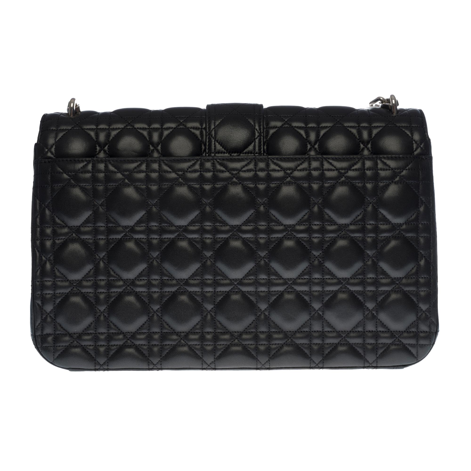 Beautiful Dior Miss Dior handbag in black cannage quilted leather , silver metal hardware, a silver metal chain handle allowing a hand or shoulder support

One silver metal flip latch closure
A patch pocket on the back of the bag
Pink leather