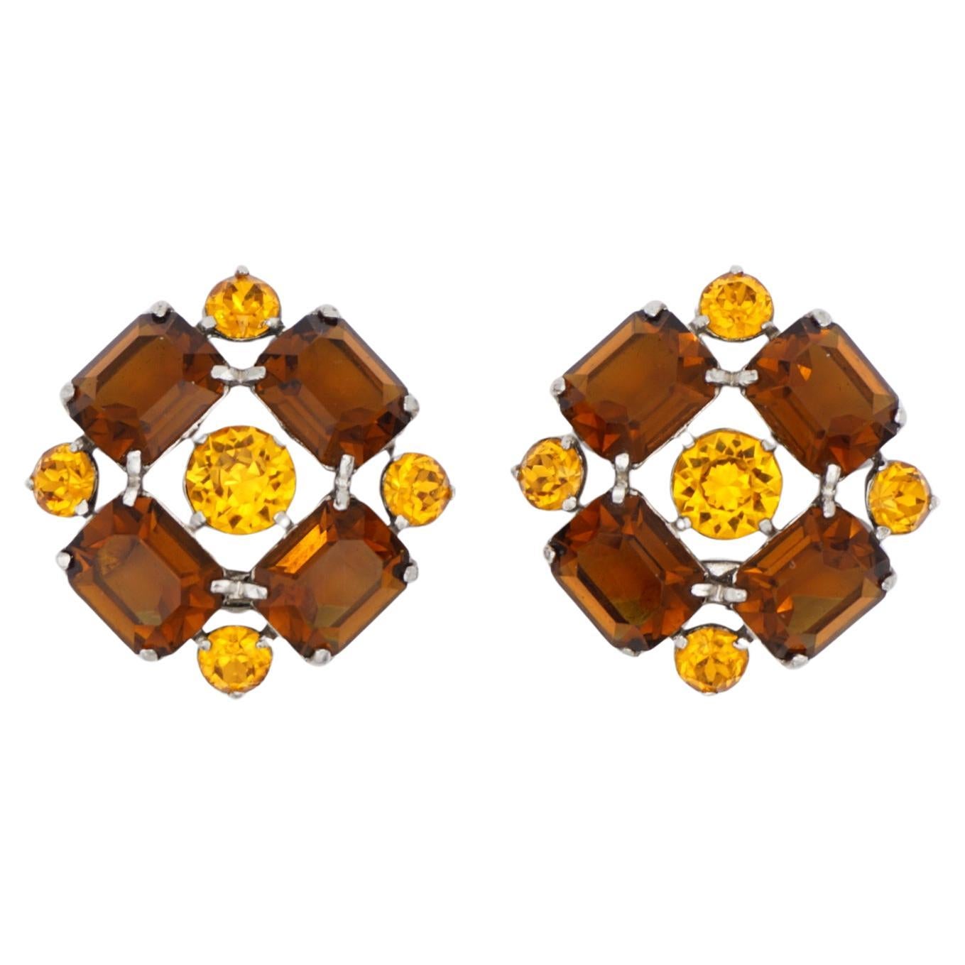 Christian Dior by Mitchel Maer 1950s Vintage Citrine Amber Flower Crystals Rectangle Baguette Circle Openwork Elegant Clip Earrings, Silver Tone

Mitchel Maer était un éminent designer américain qui a vécu en Angleterre dans les années 1950. À cette