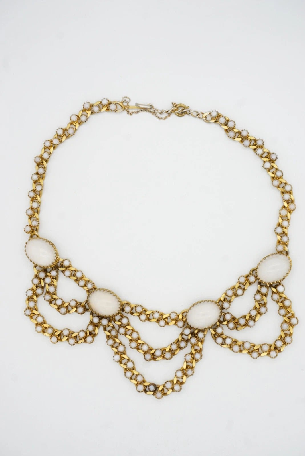 Christian Dior Mitchel Maer 1950s Vintage Oval Moonstones Milky Cabochon Crystals 3 Layers Strands Round Circle Beads Elegant Necklace, Gold Plated

Mitchel Maer était un éminent designer américain qui a vécu en Angleterre dans les années 1950. À