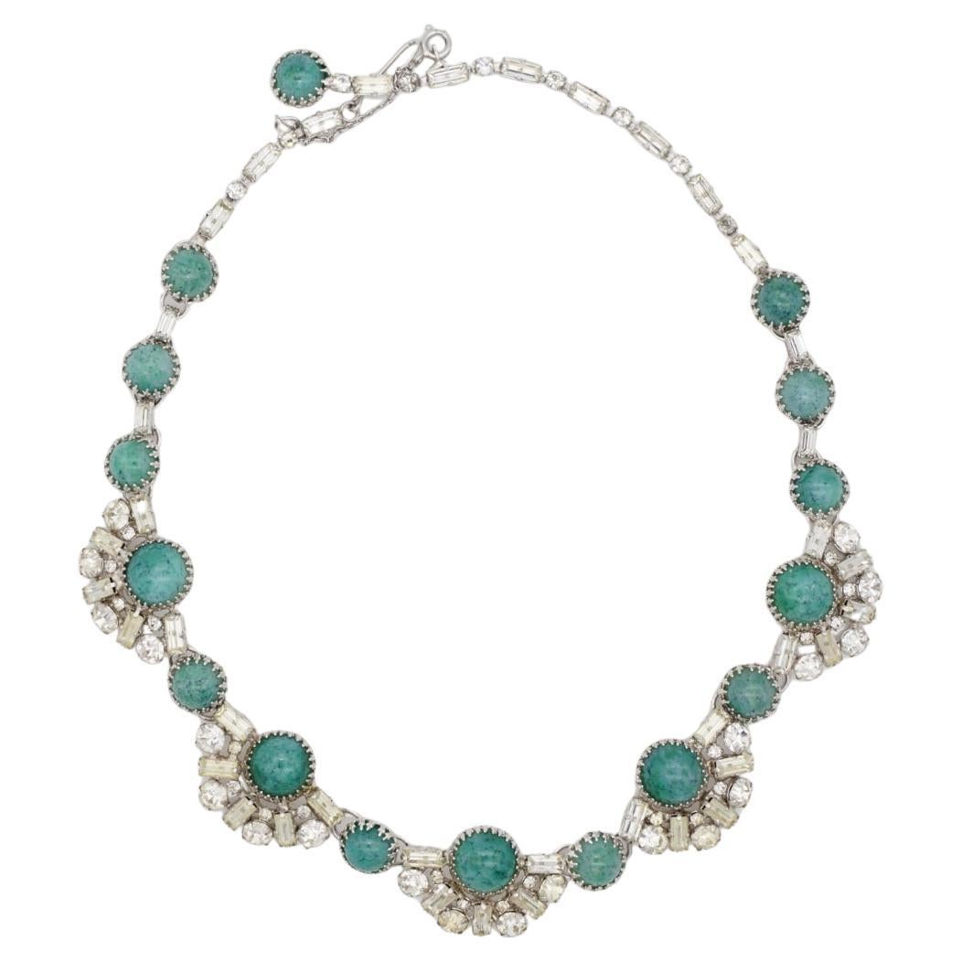 Christian Dior Mitchel Maer for Christian Dior 1950s Ciondolo a ventaglio floreale Turchese Verde Cabochon Rotondo Rettangolo Intero Cristalli Brillanti Collana, Placcata Argento

Condizioni eccellenti. 100% autentico.

Marcato sul retro. Molto raro