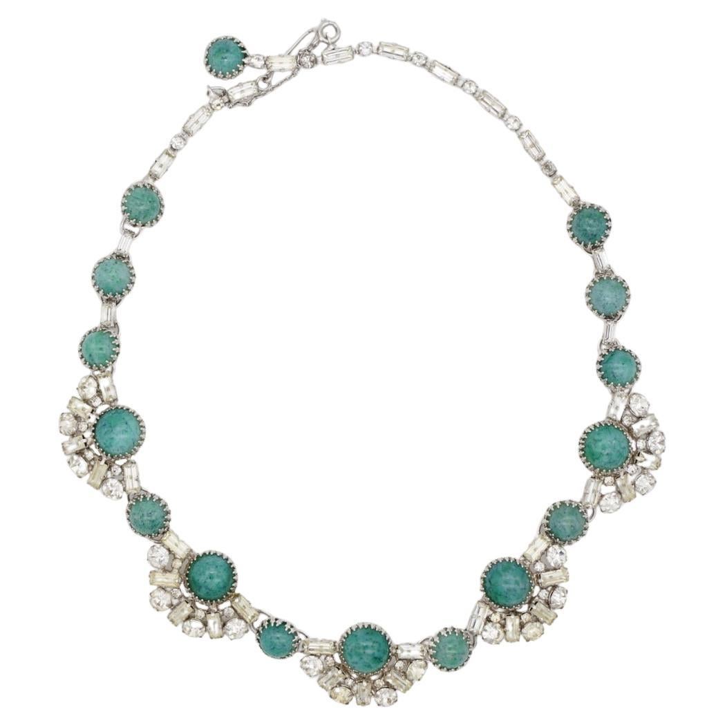 Christian Dior Mitchel Maer for Christian Dior 1950s Ciondolo a ventaglio floreale Turchese Verde Cabochon Rotondo Rettangolo Intero Cristalli Brillanti Collana, Placcata Argento

Mitchel Maer è stato un importante designer americano che ha vissuto