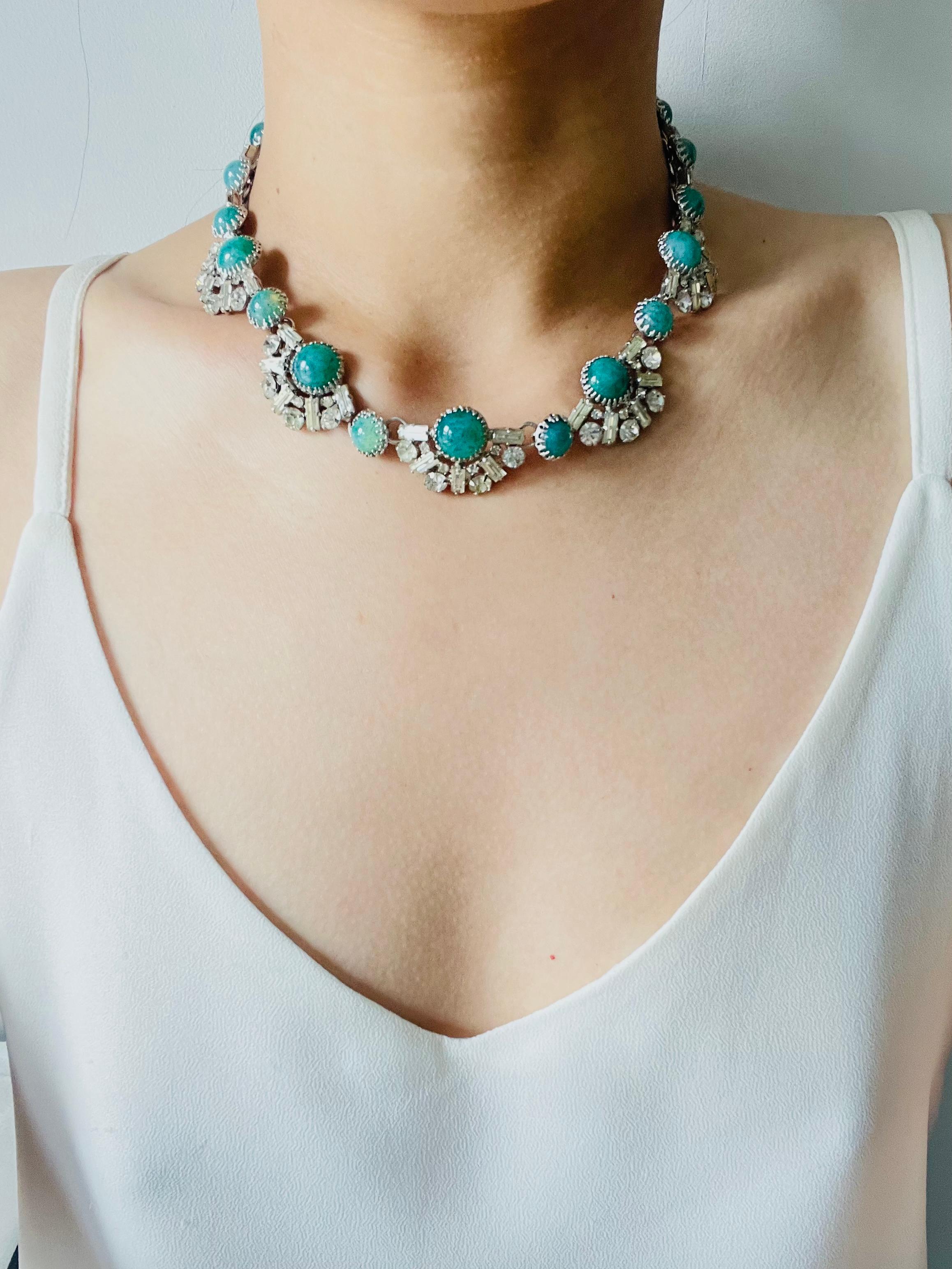 Christian Dior Mitchel Maer for Christian Dior 1950s Collana con cristalli cabochon verdi e turchesi in vendita 1