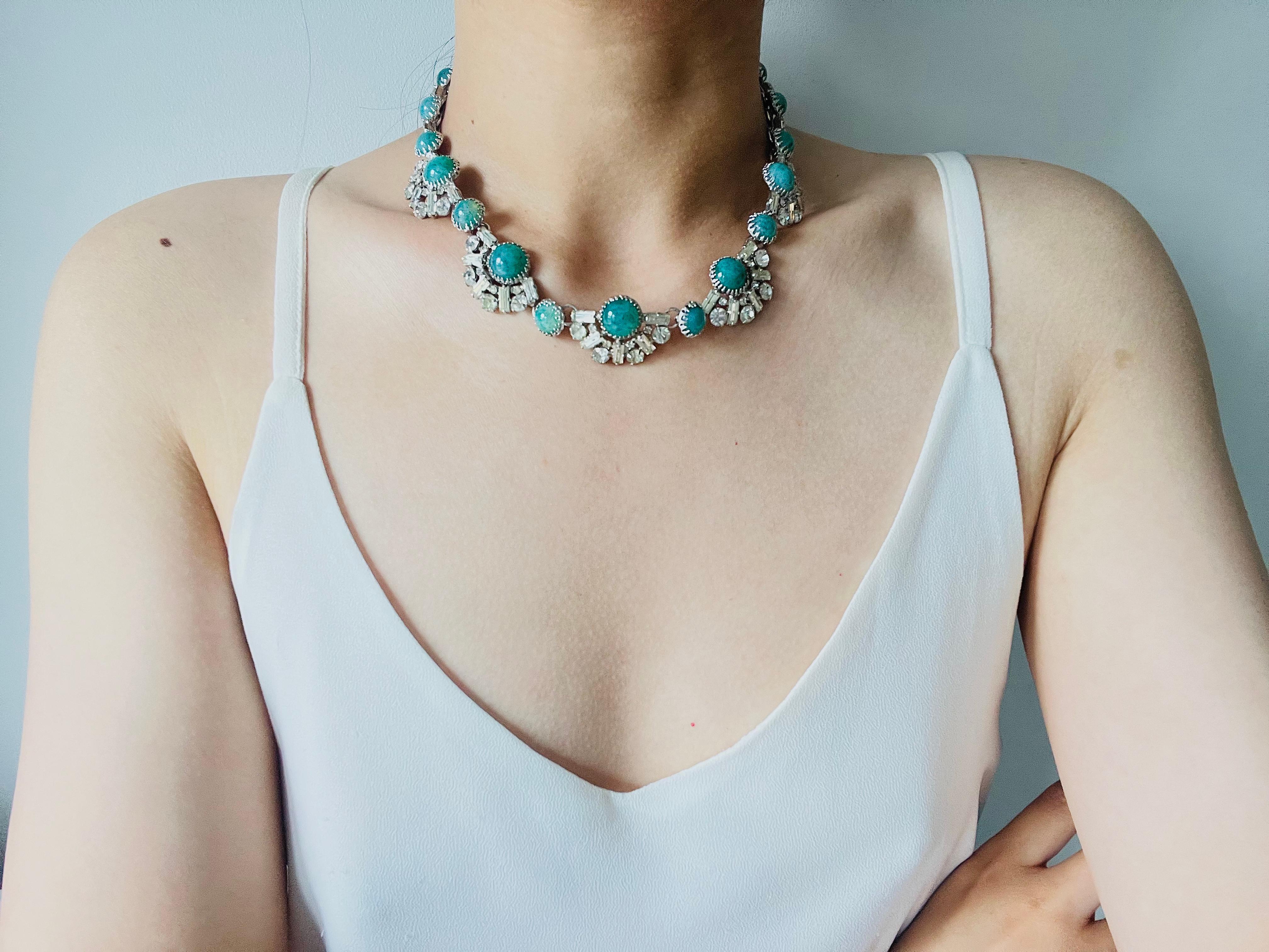 Christian Dior Mitchel Maer for Christian Dior 1950s Collana con cristalli cabochon verdi e turchesi in vendita 2